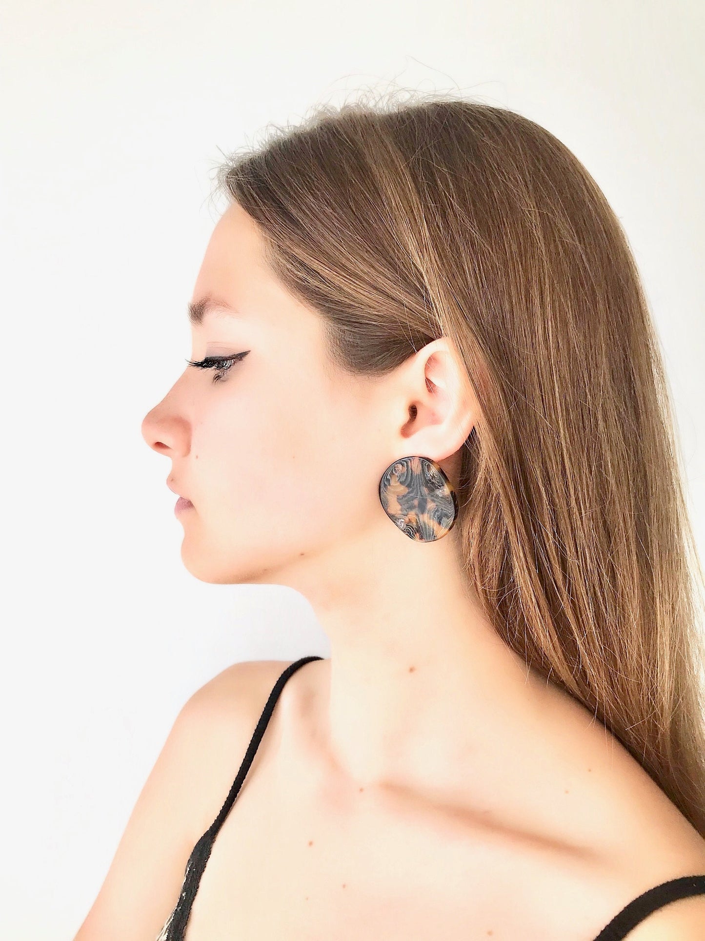 Tortoise brown disk earrings