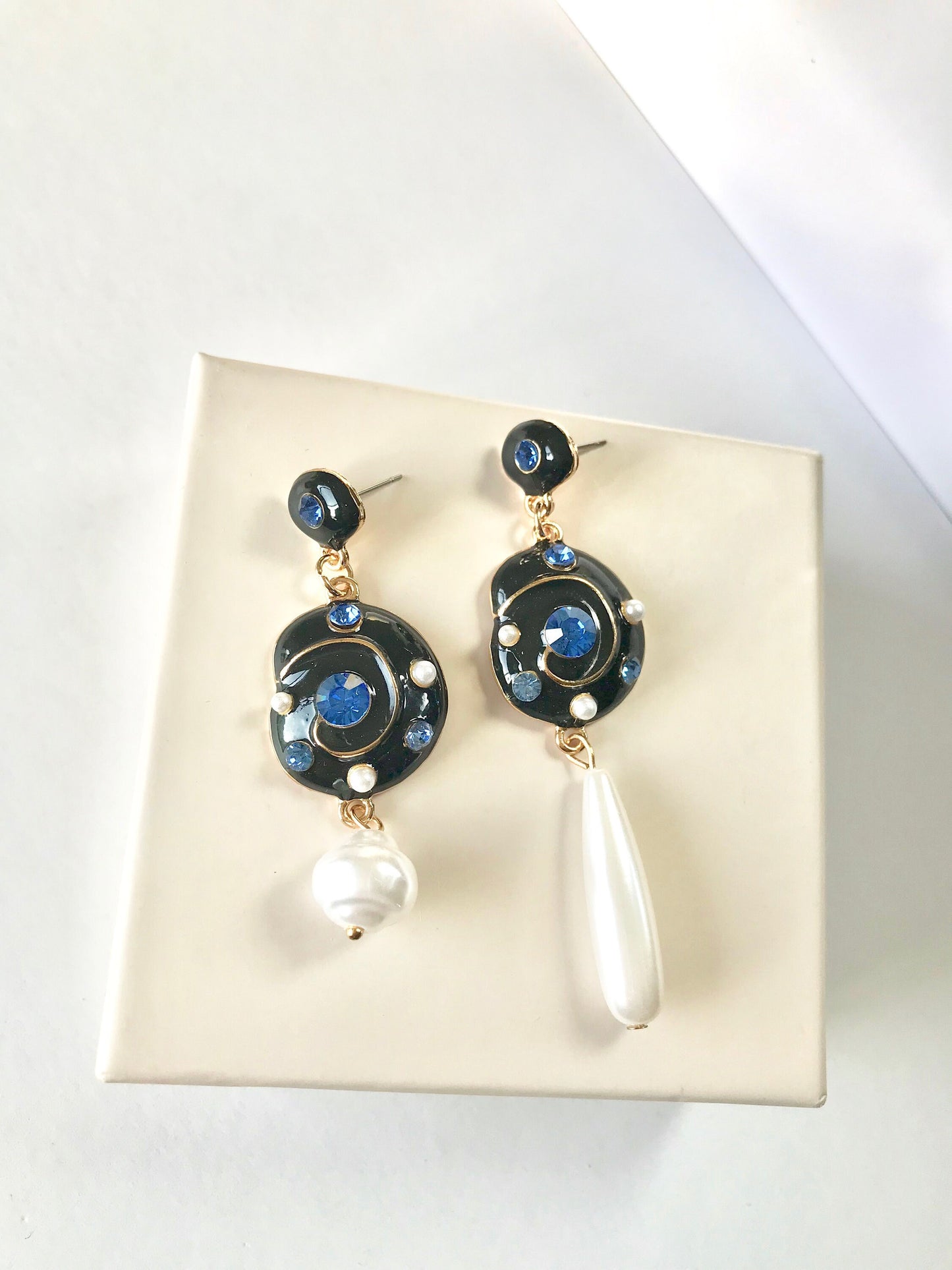 Avant-garde pearl earrings