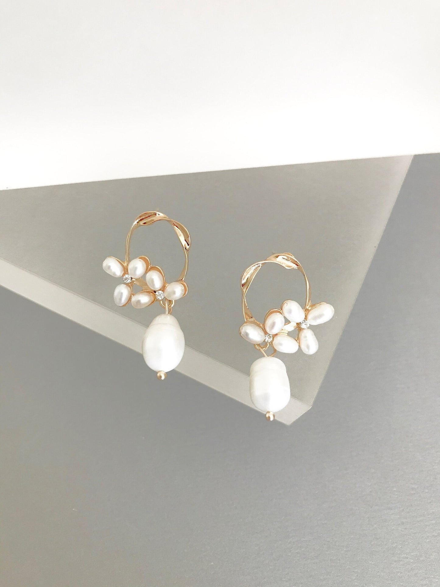 Pearl flower earrings