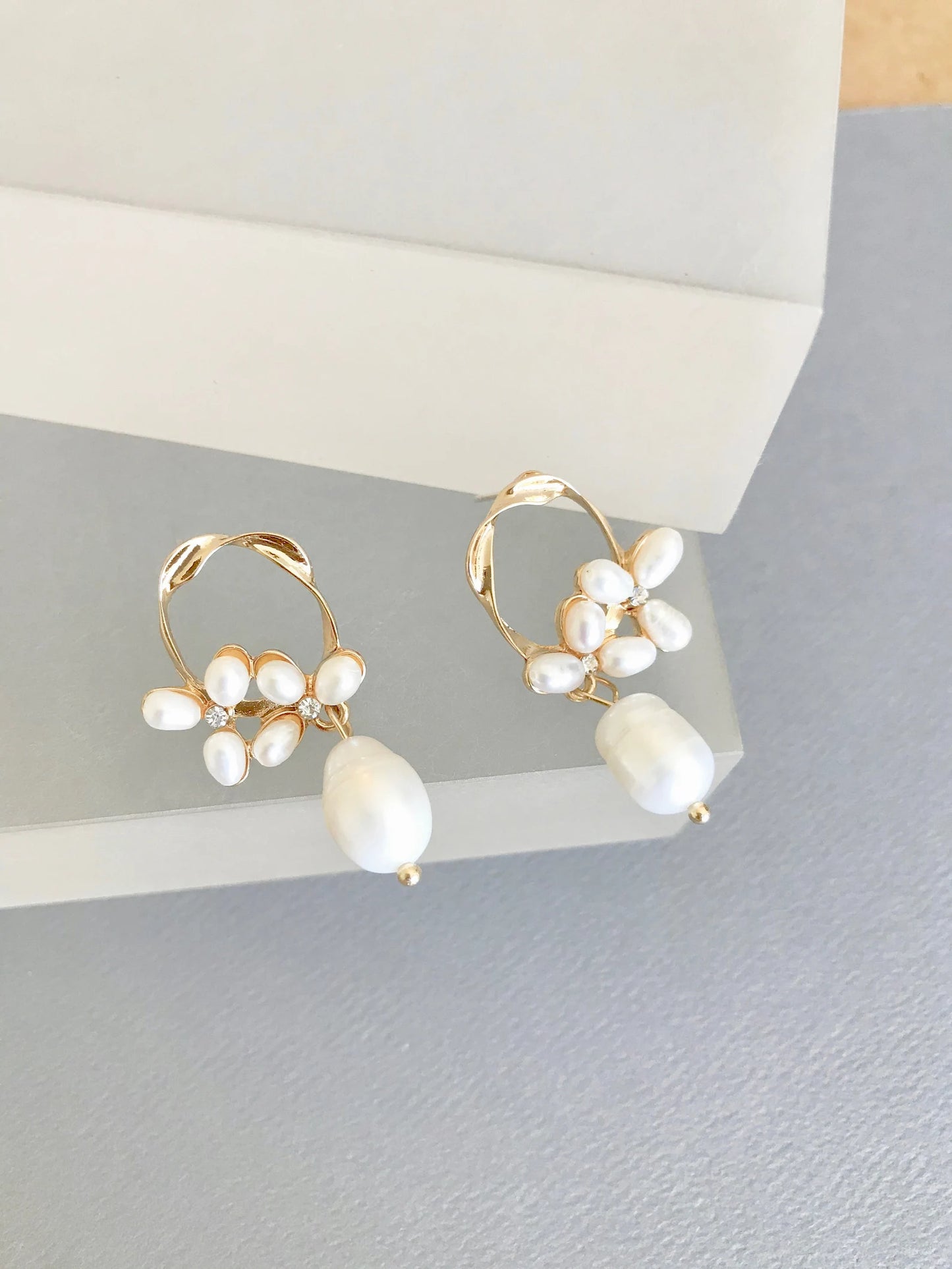 Pearl flower earrings