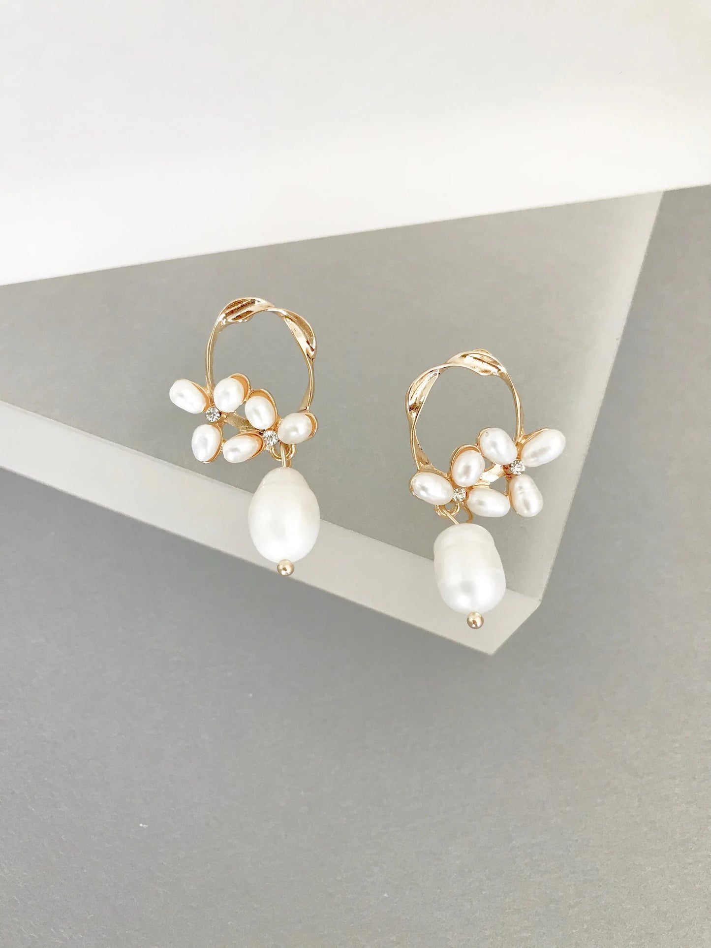 Pearl flower earrings