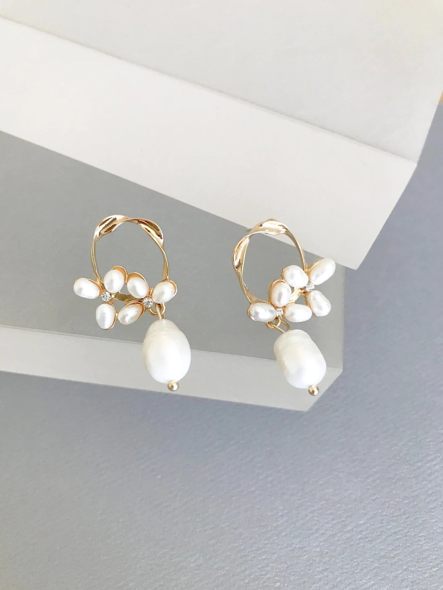 Pearl flower earrings