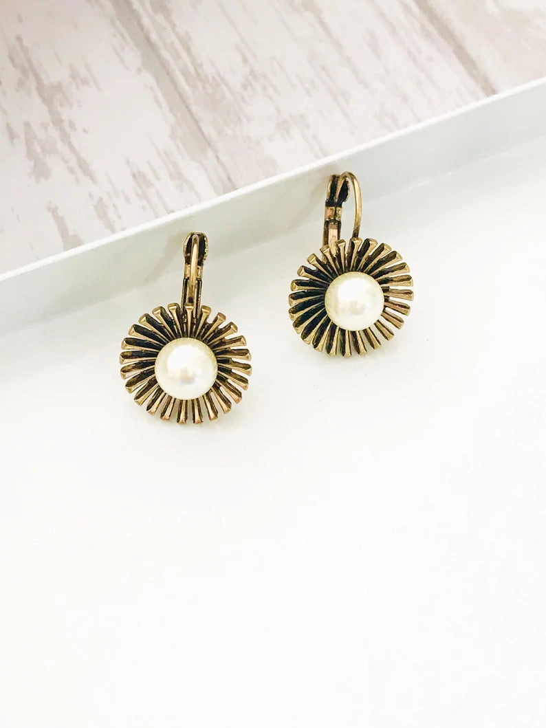 Flower pearl earrings