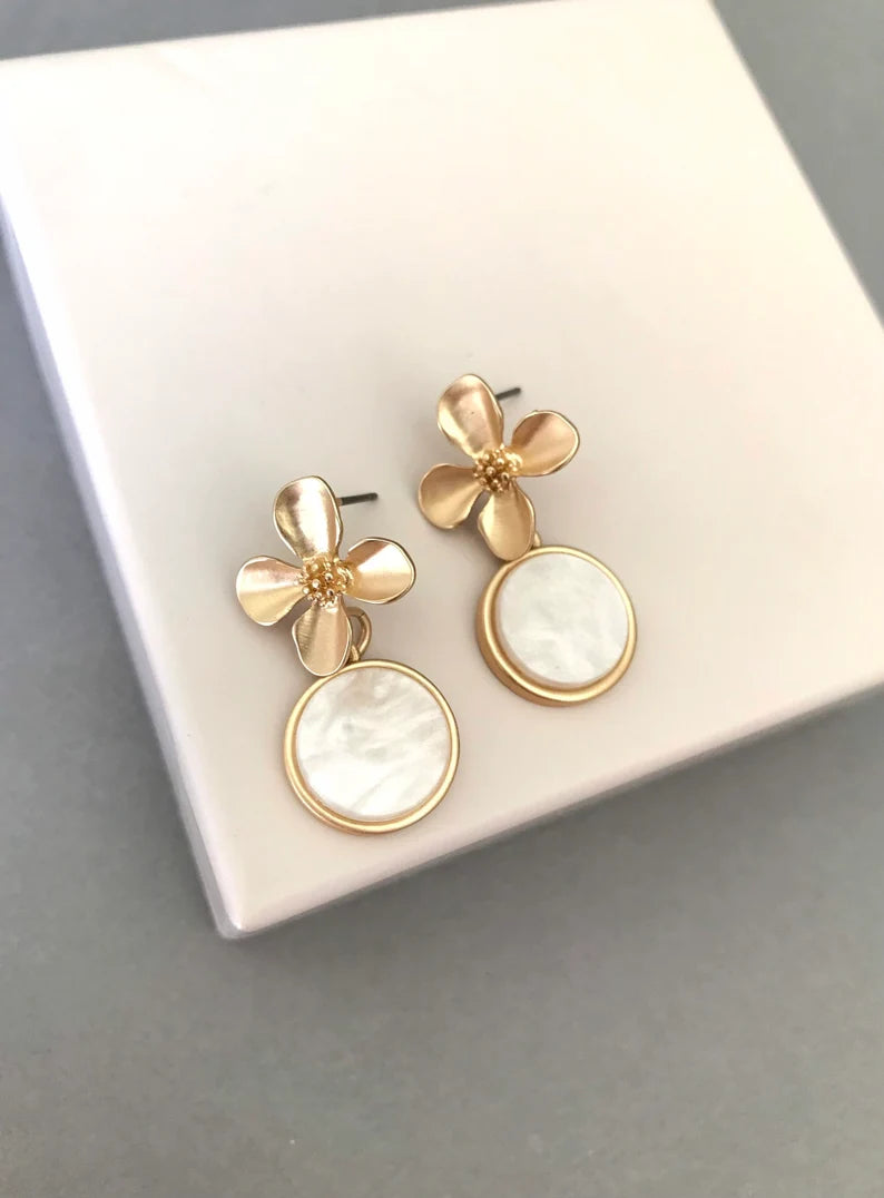 Small daisy earrings