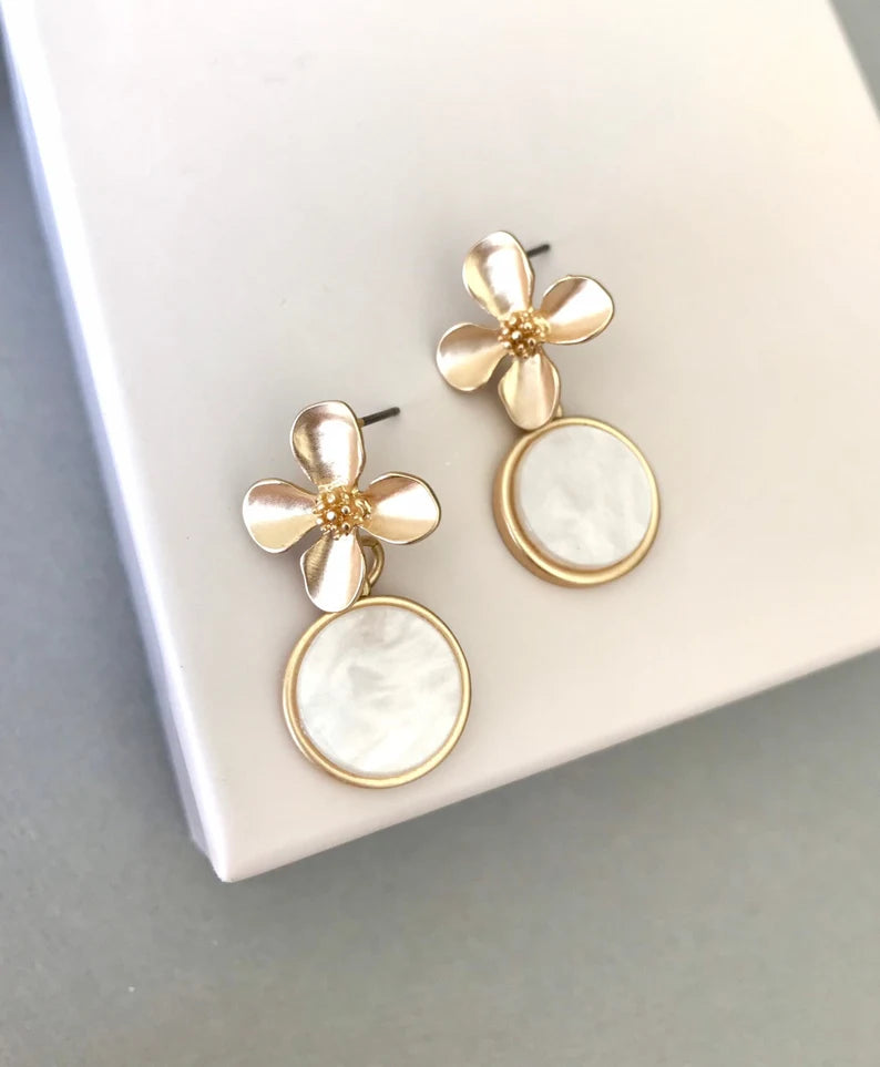 Small daisy earrings