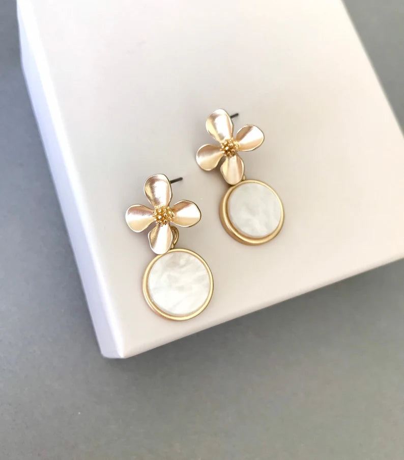 Small daisy earrings