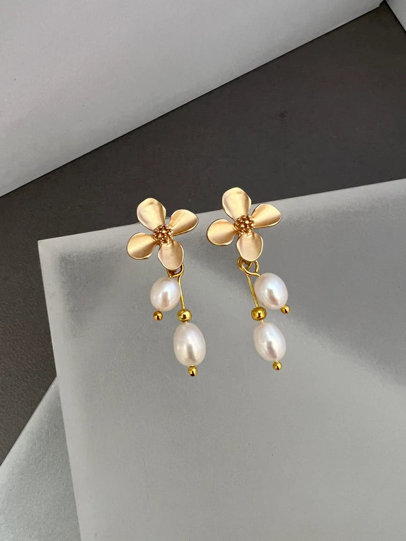 Pearl flower dangle earrings