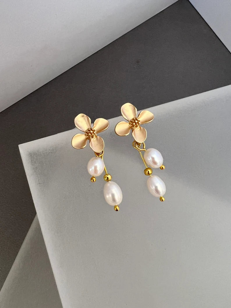 Pearl flower dangle earrings