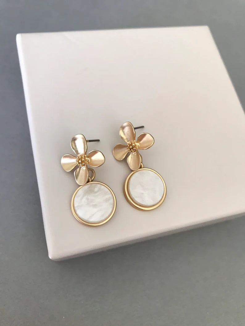 Small daisy earrings