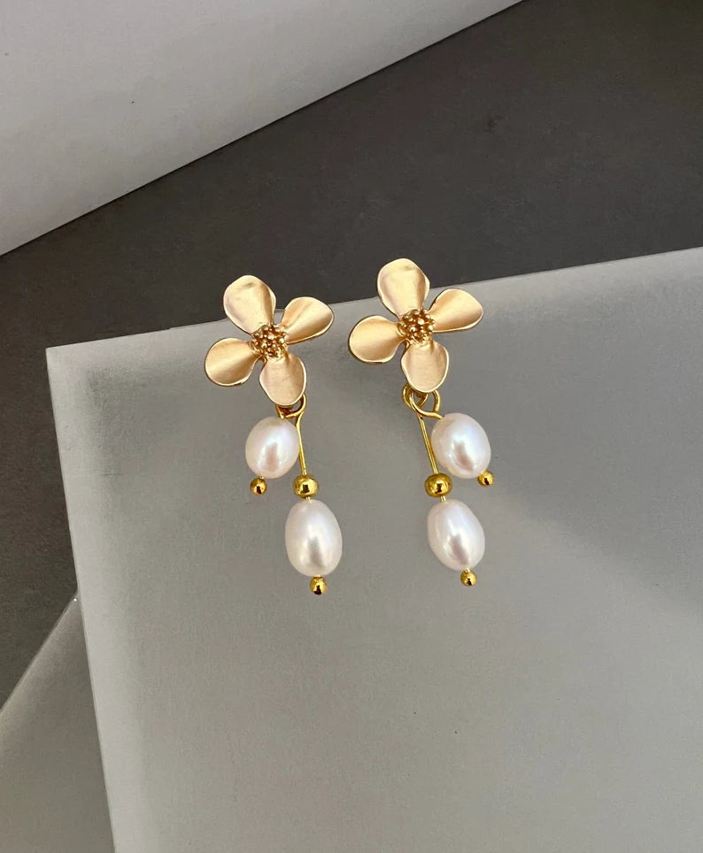 Pearl flower dangle earrings