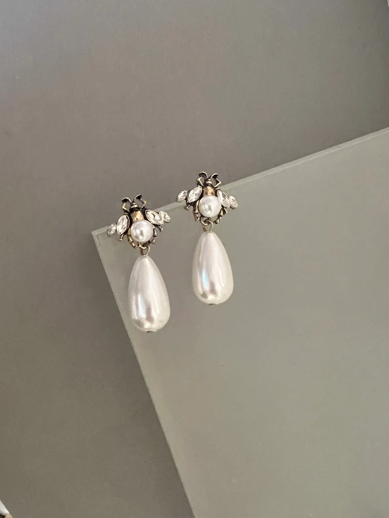 Teardrop pearl earrings