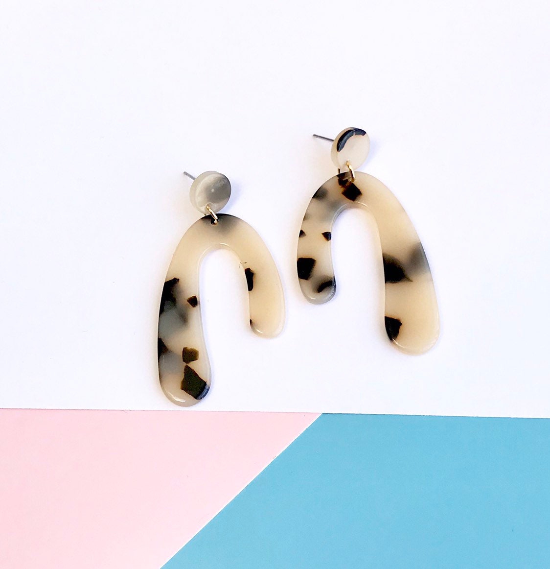 Tortoise shell beige arch earrings