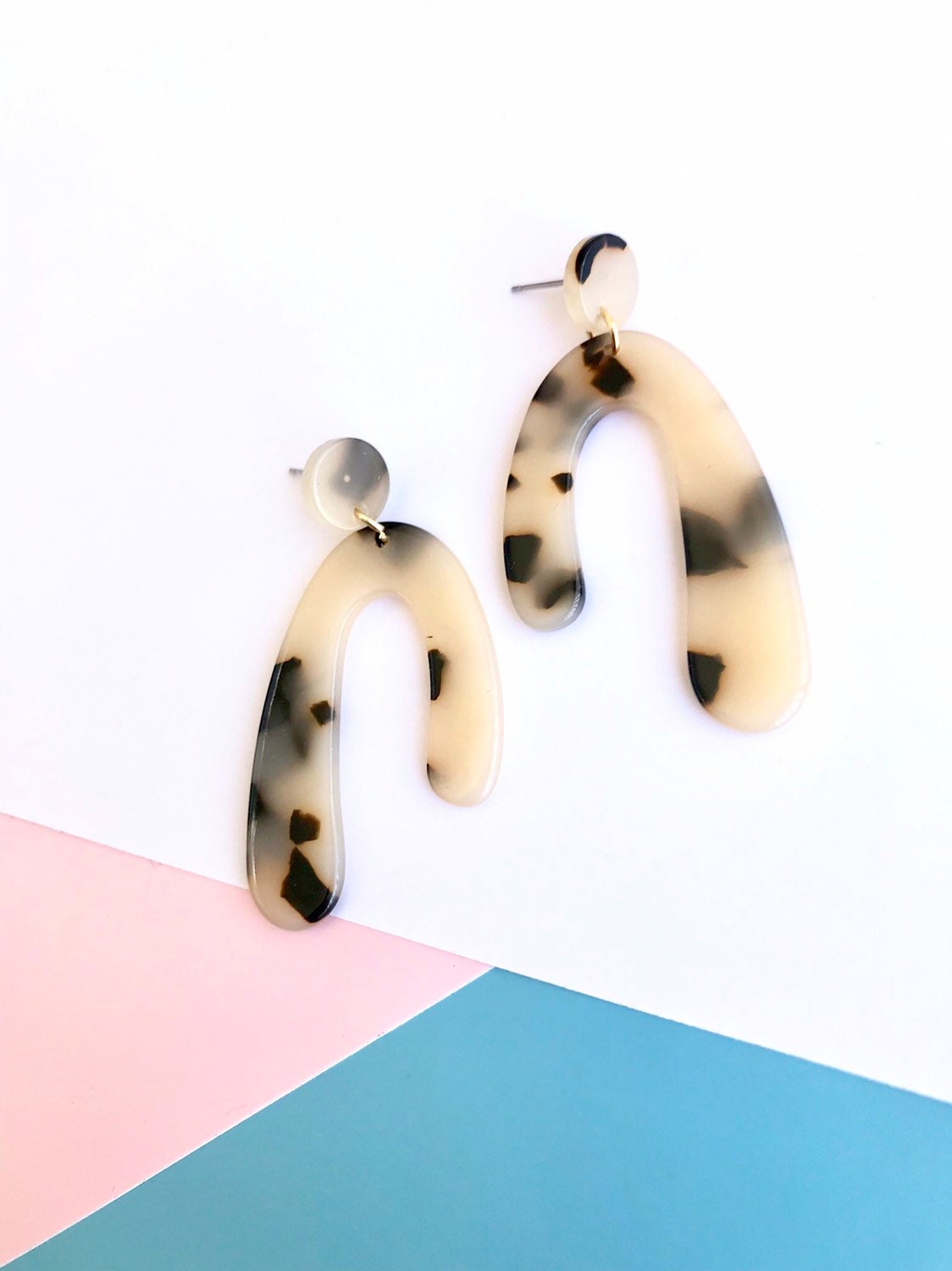 Tortoise shell beige arch earrings