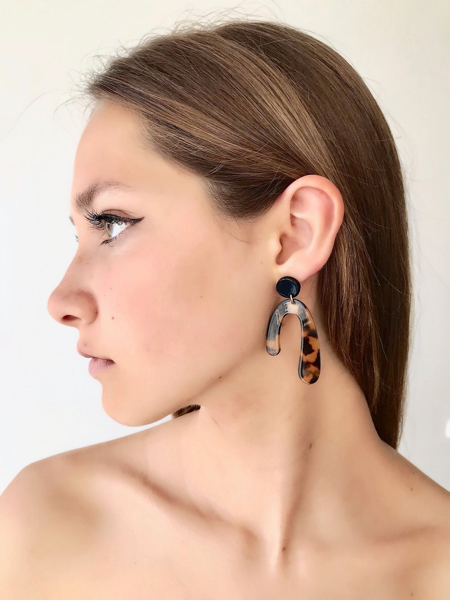 Tortoise shell brown arch earrings