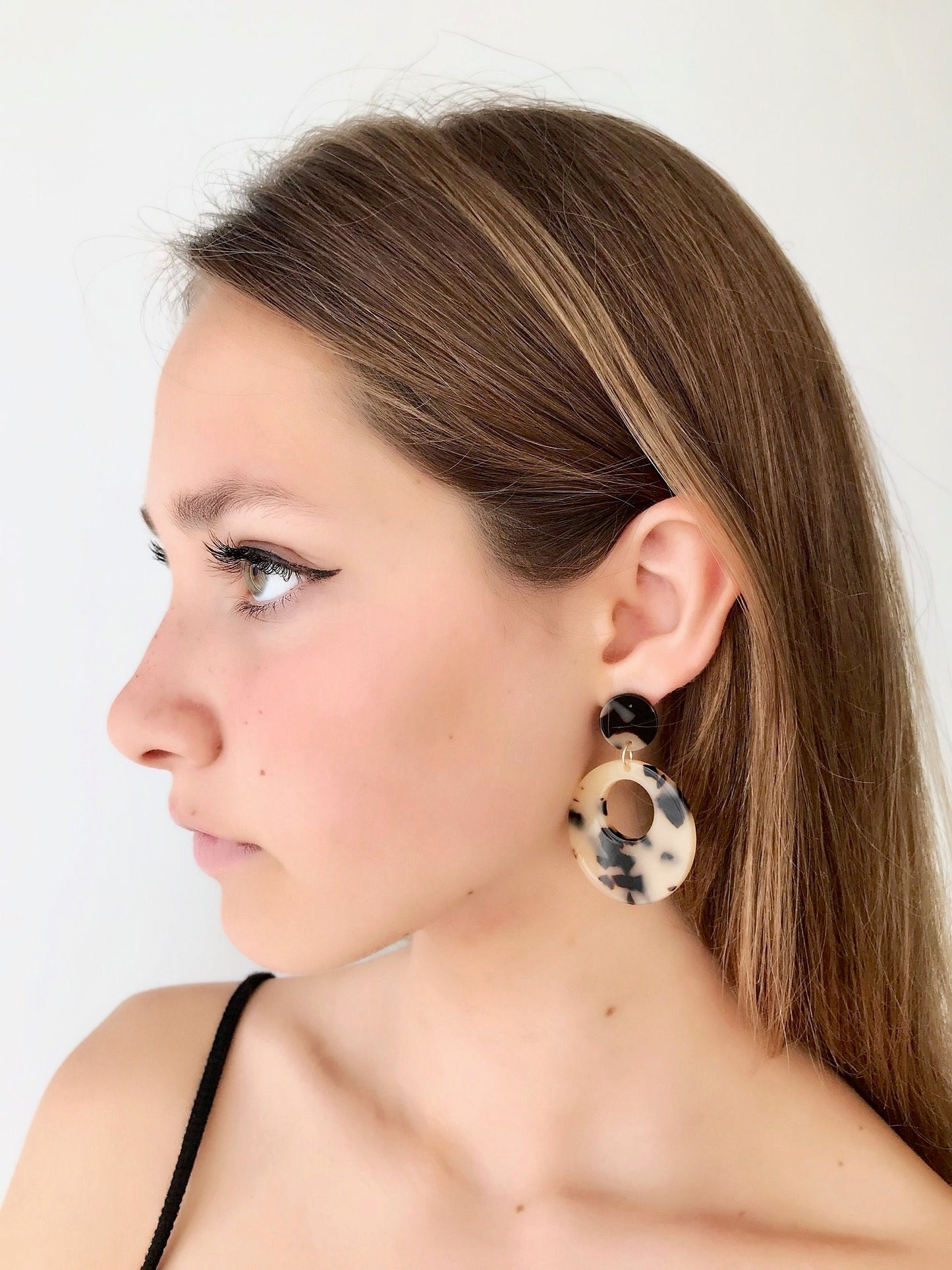 Beige tortoise geometric earrings