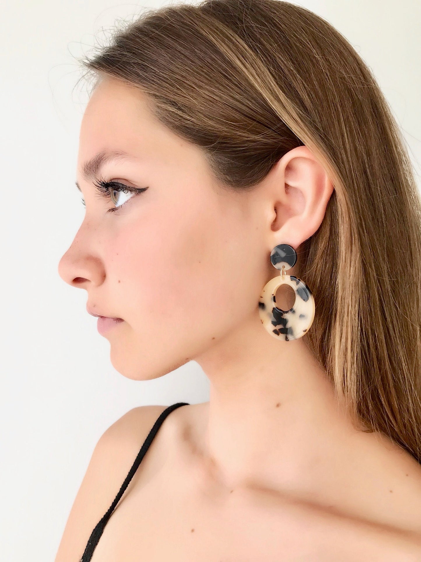 Beige tortoise geometric earrings