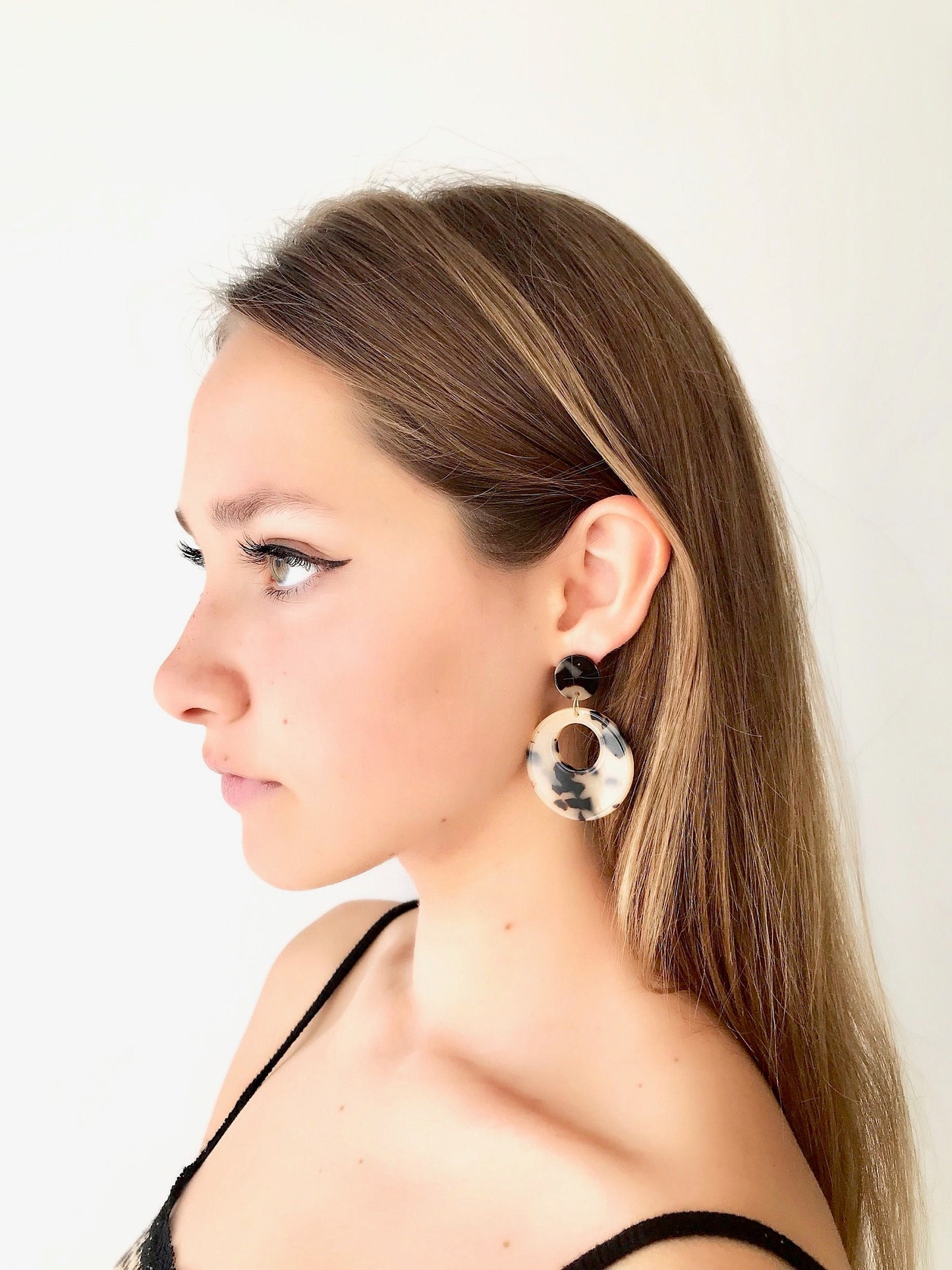 Beige tortoise geometric earrings