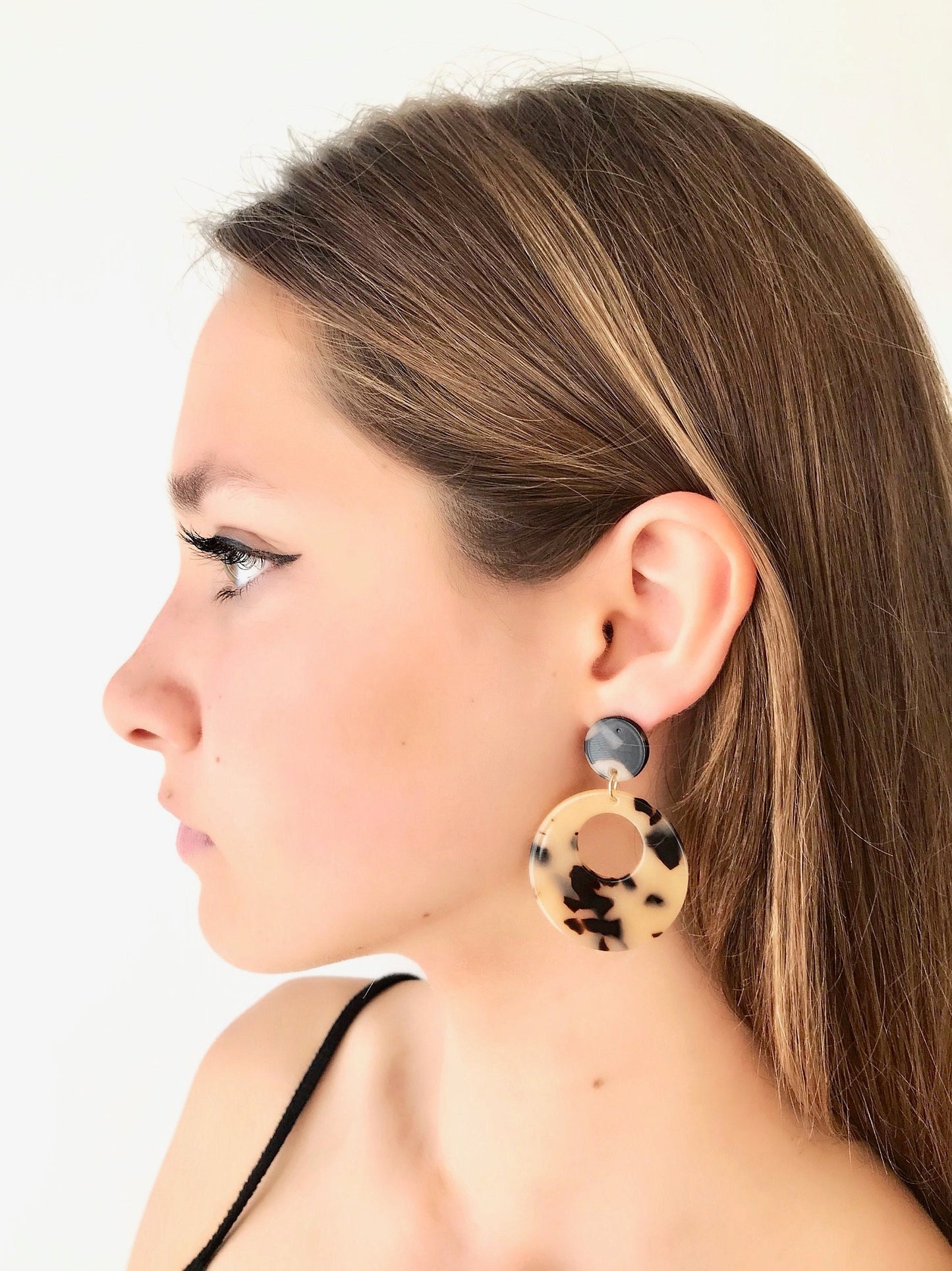 Beige tortoise geometric earrings