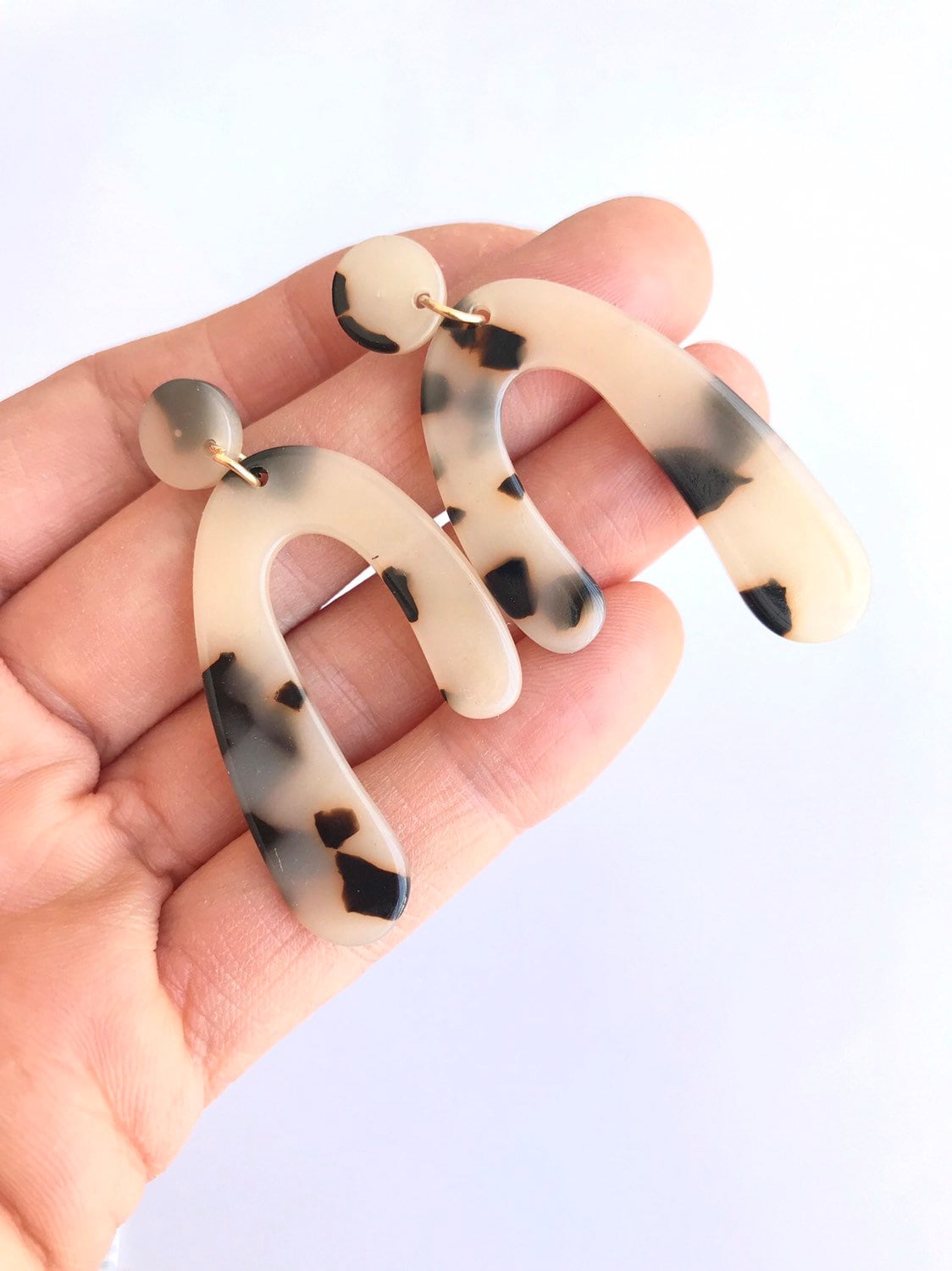 Tortoise shell brown arch earrings