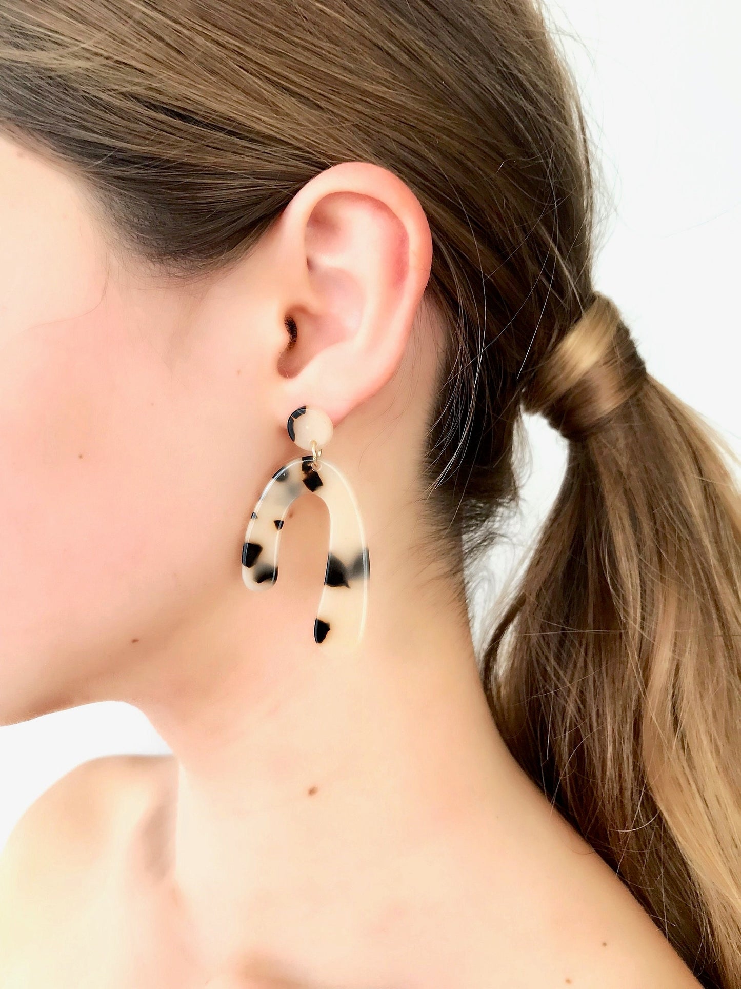 Tortoise shell beige arch earrings