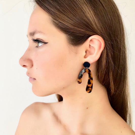 Tortoise shell brown arch earrings