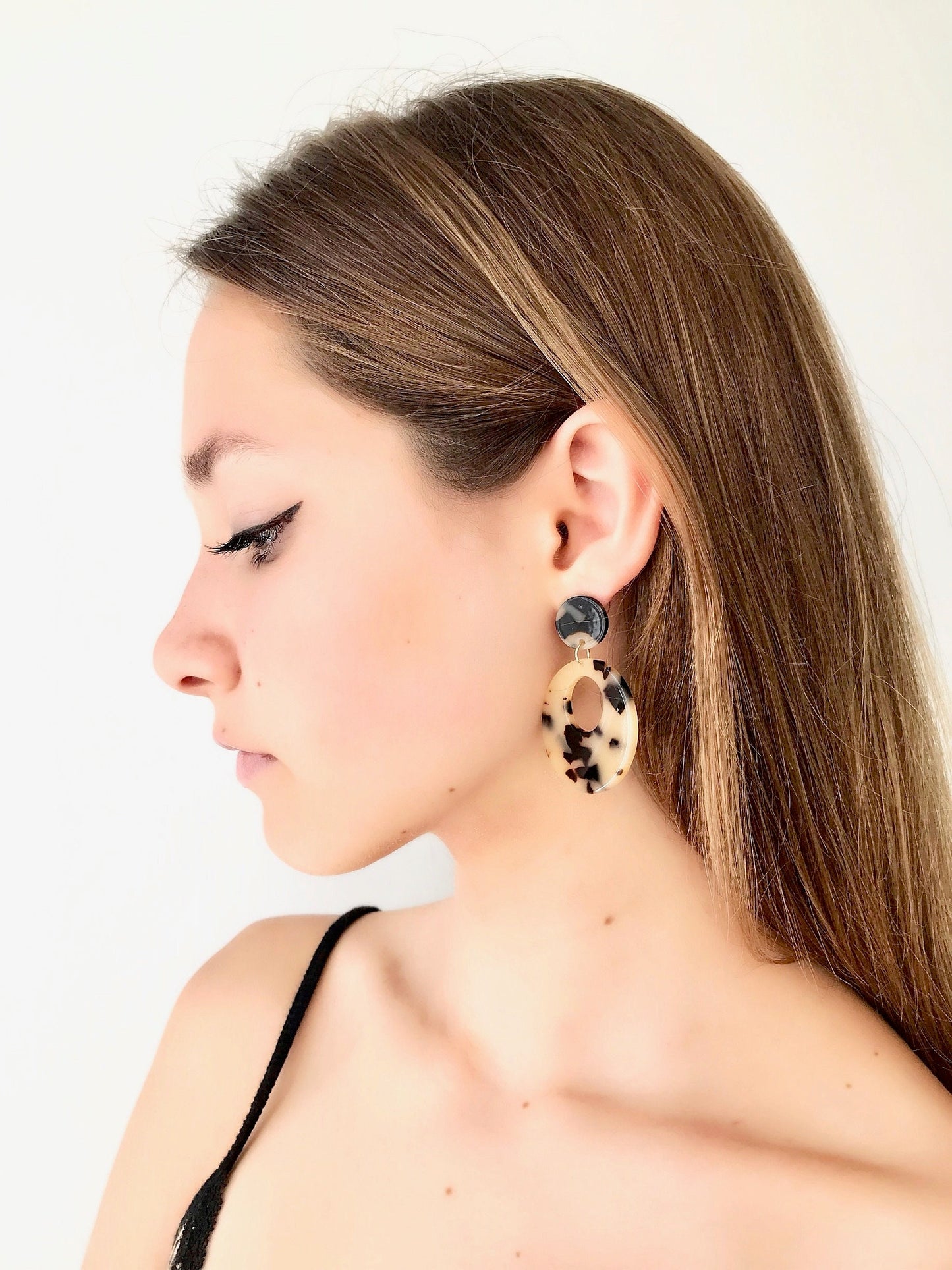 Beige tortoise geometric earrings