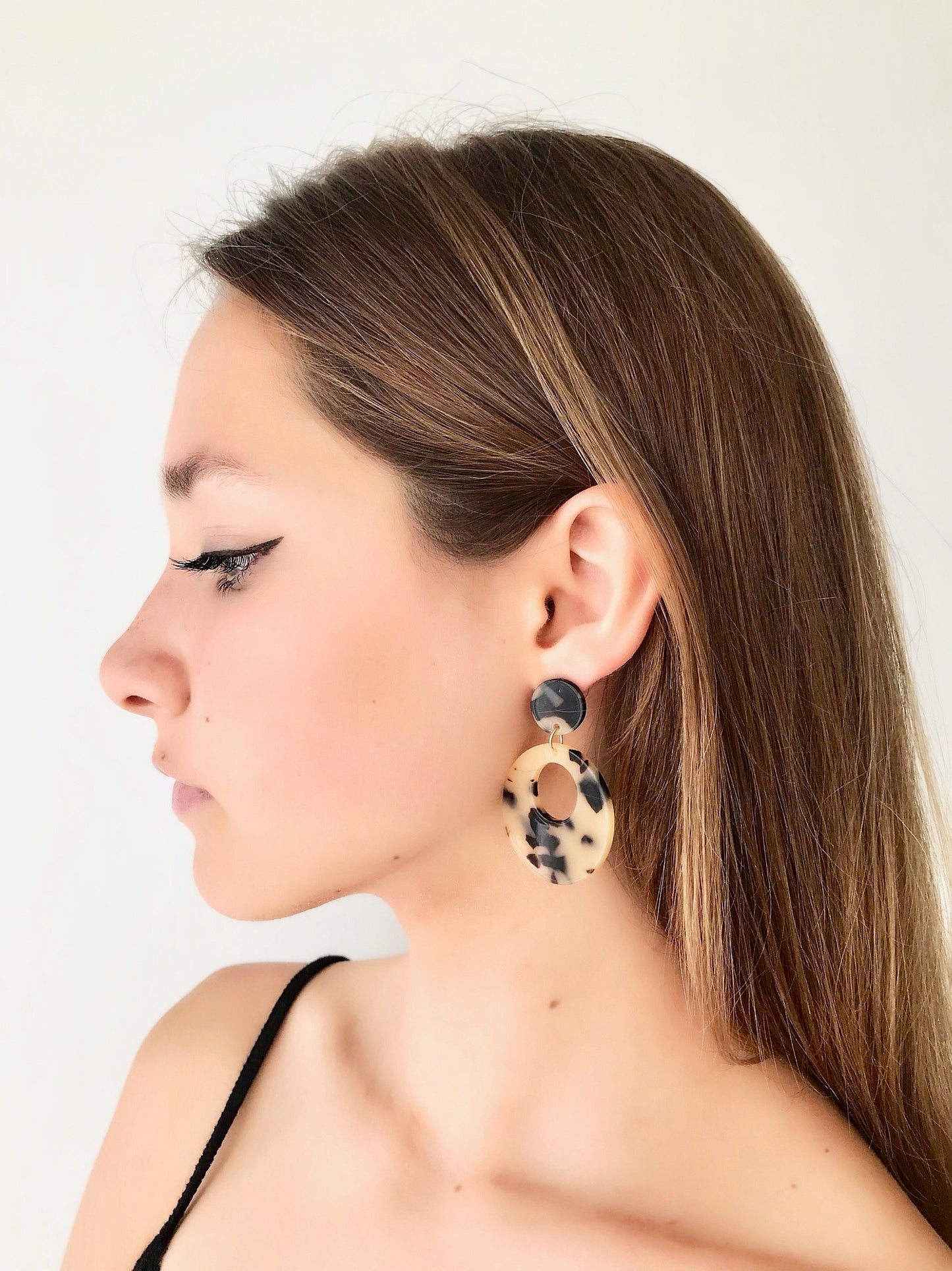 Beige tortoise geometric earrings