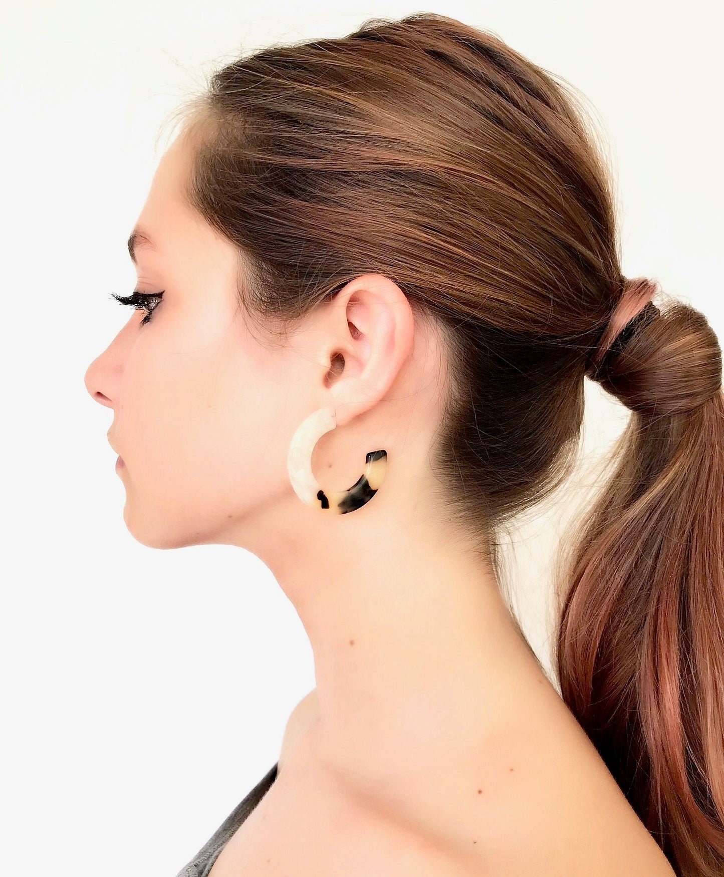 Beige and tortoise shell hoop earrings