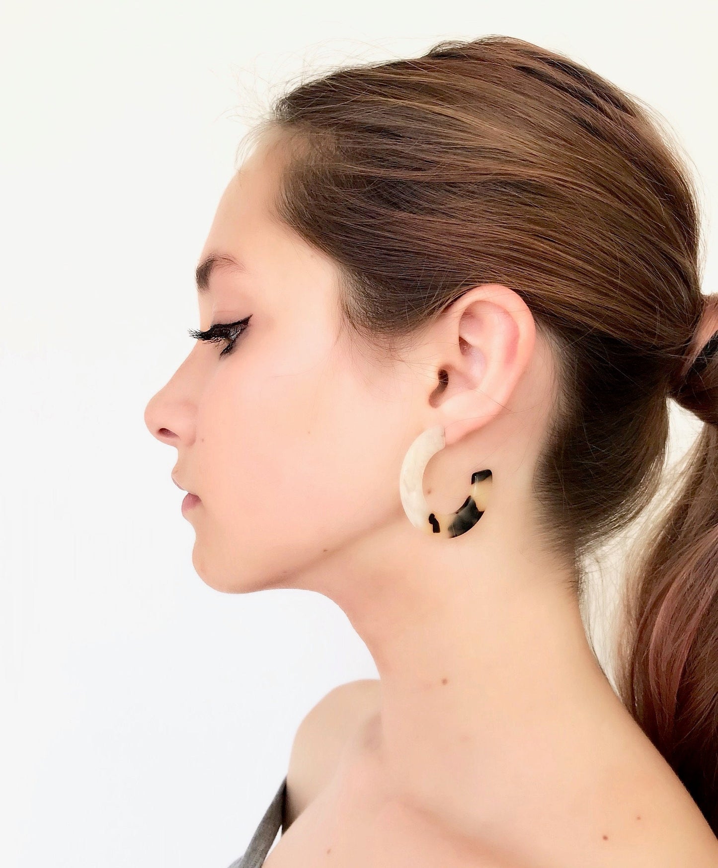 Beige and tortoise shell hoop earrings