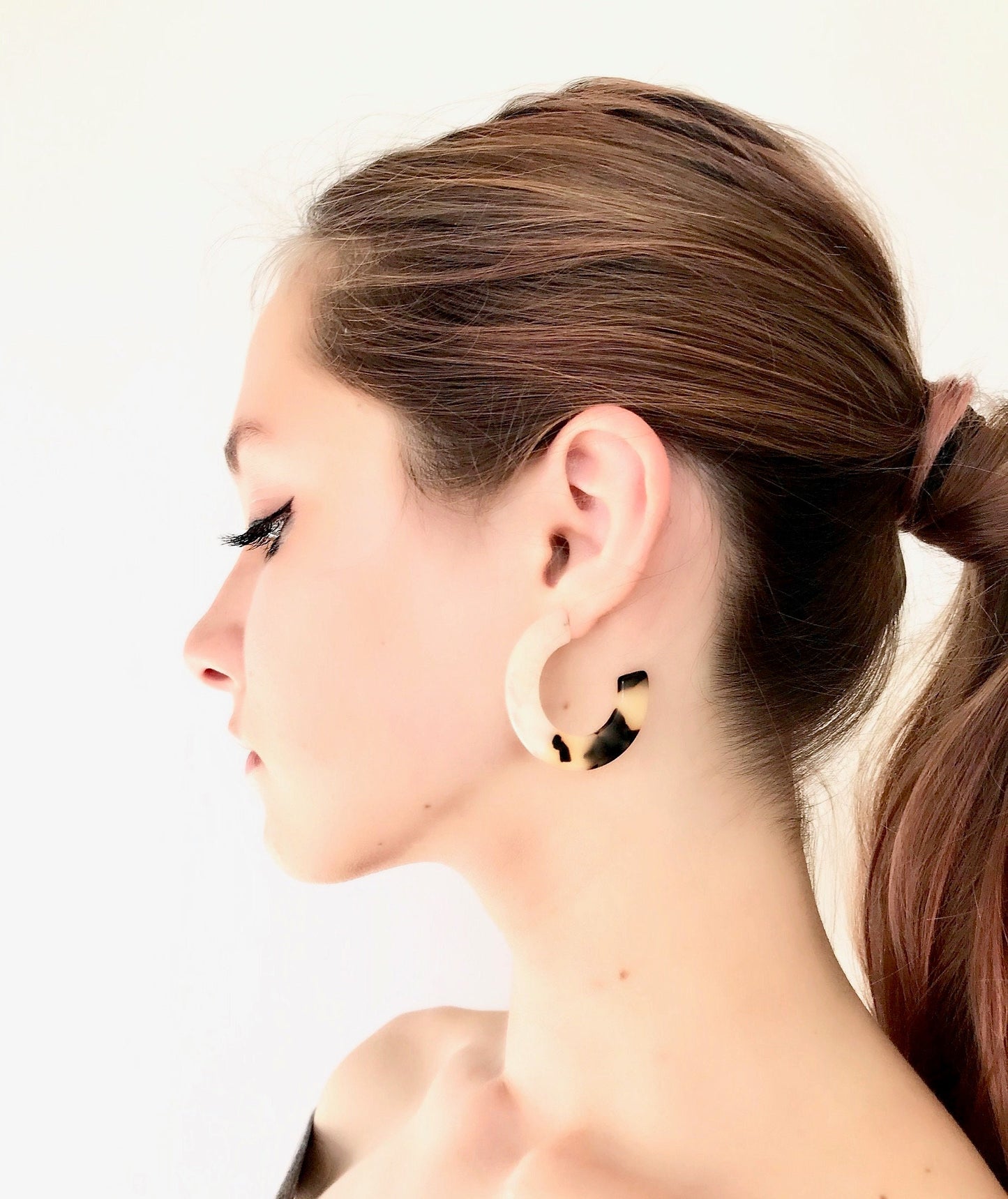 Beige and tortoise shell hoop earrings