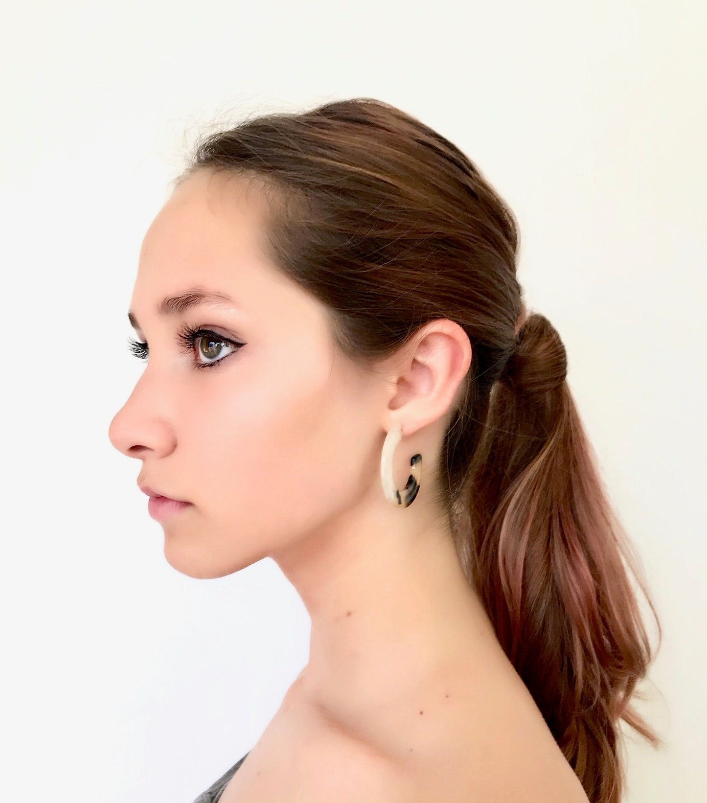 Beige and tortoise shell hoop earrings