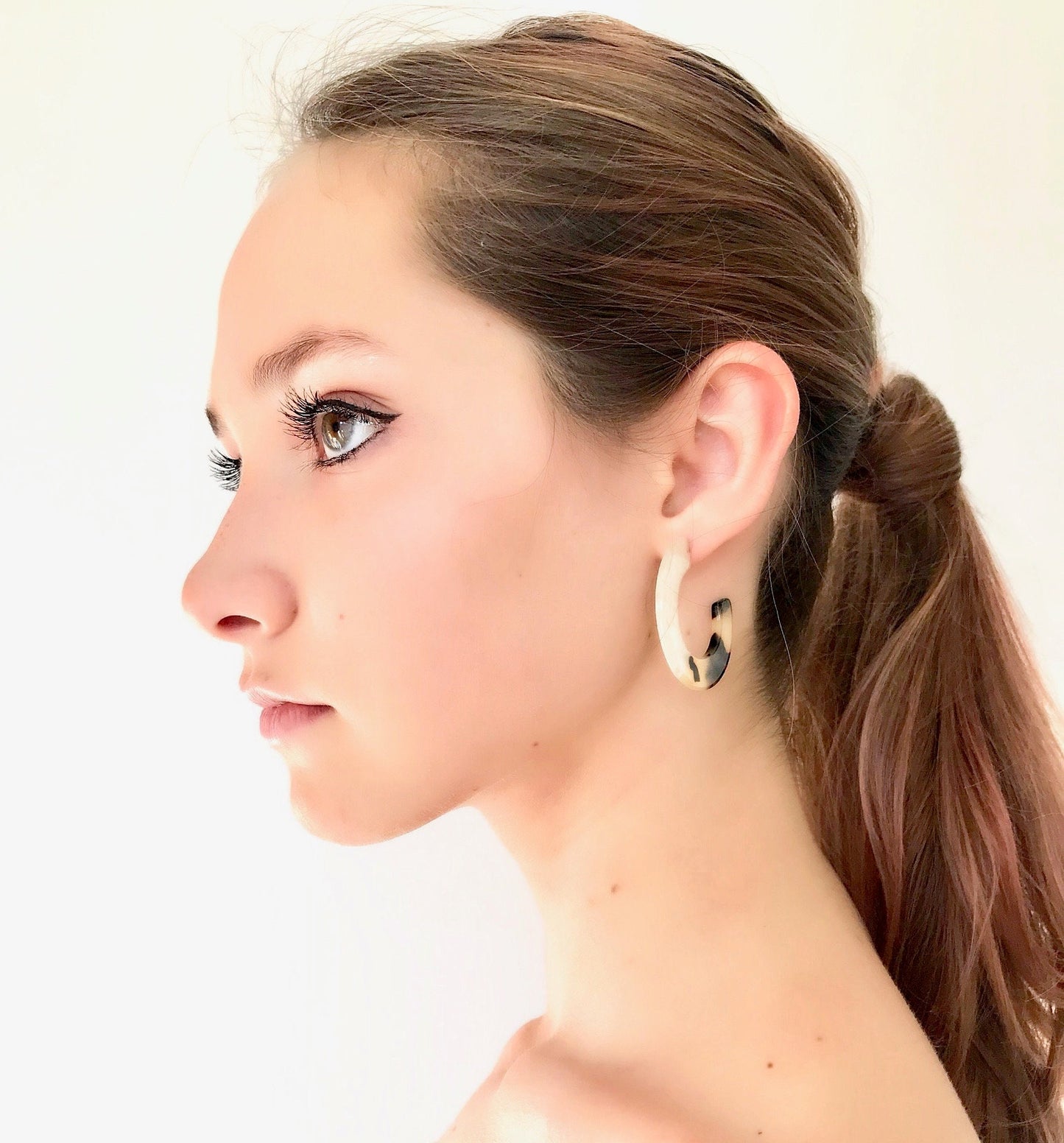 Beige and tortoise shell hoop earrings