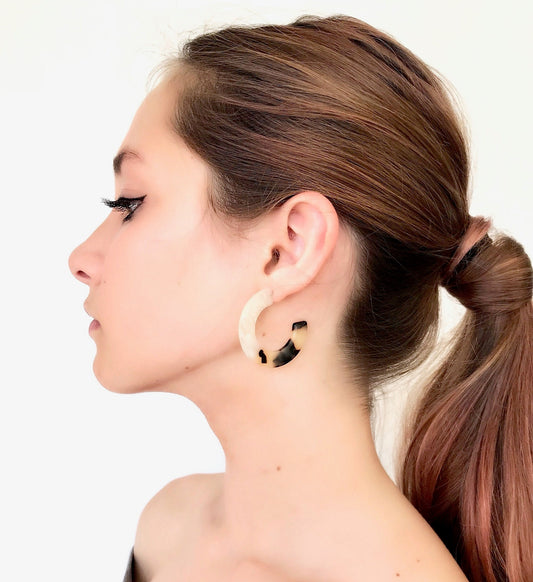 Beige and tortoise shell hoop earrings