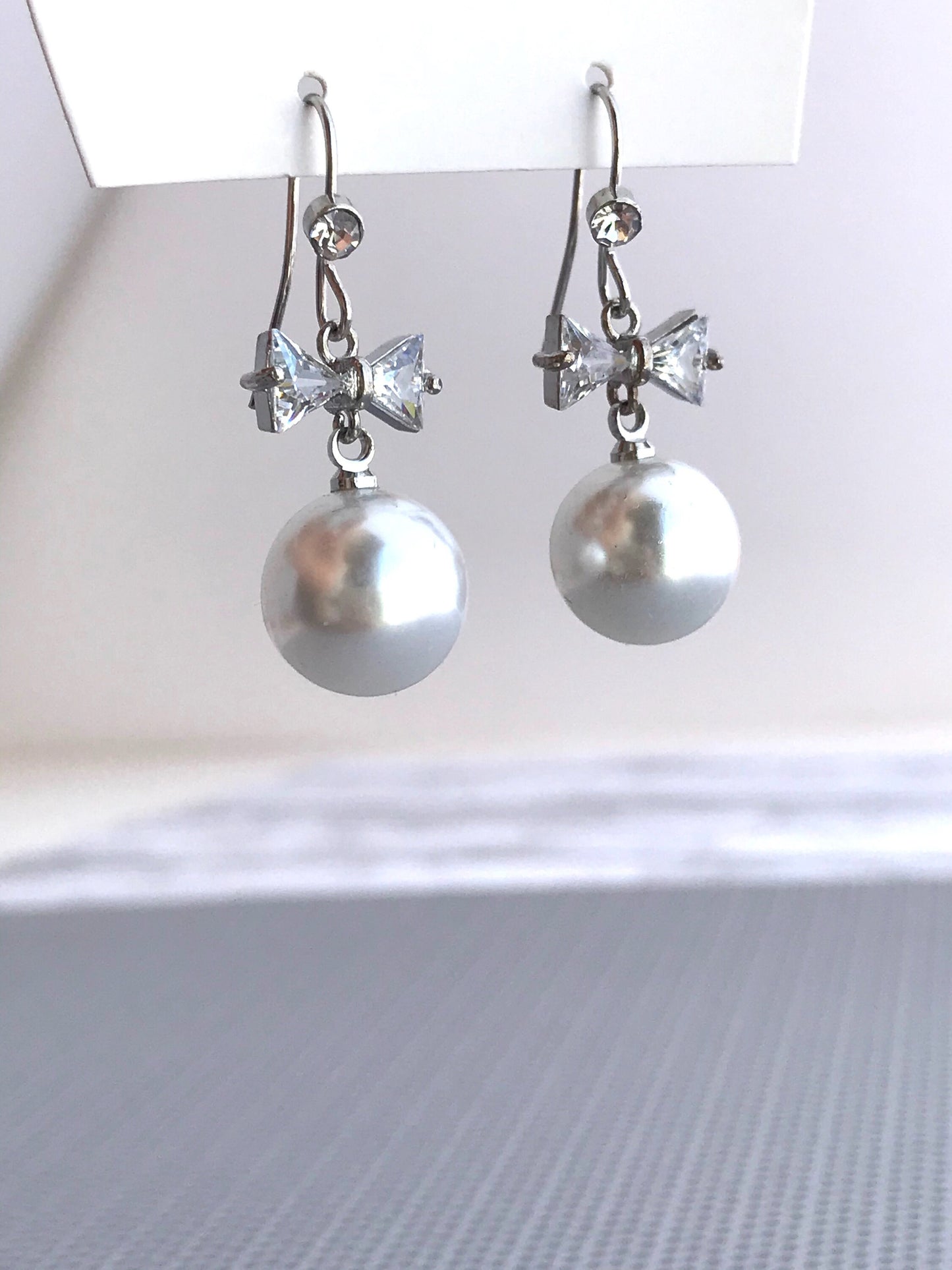 Crystal bow pearl earrings