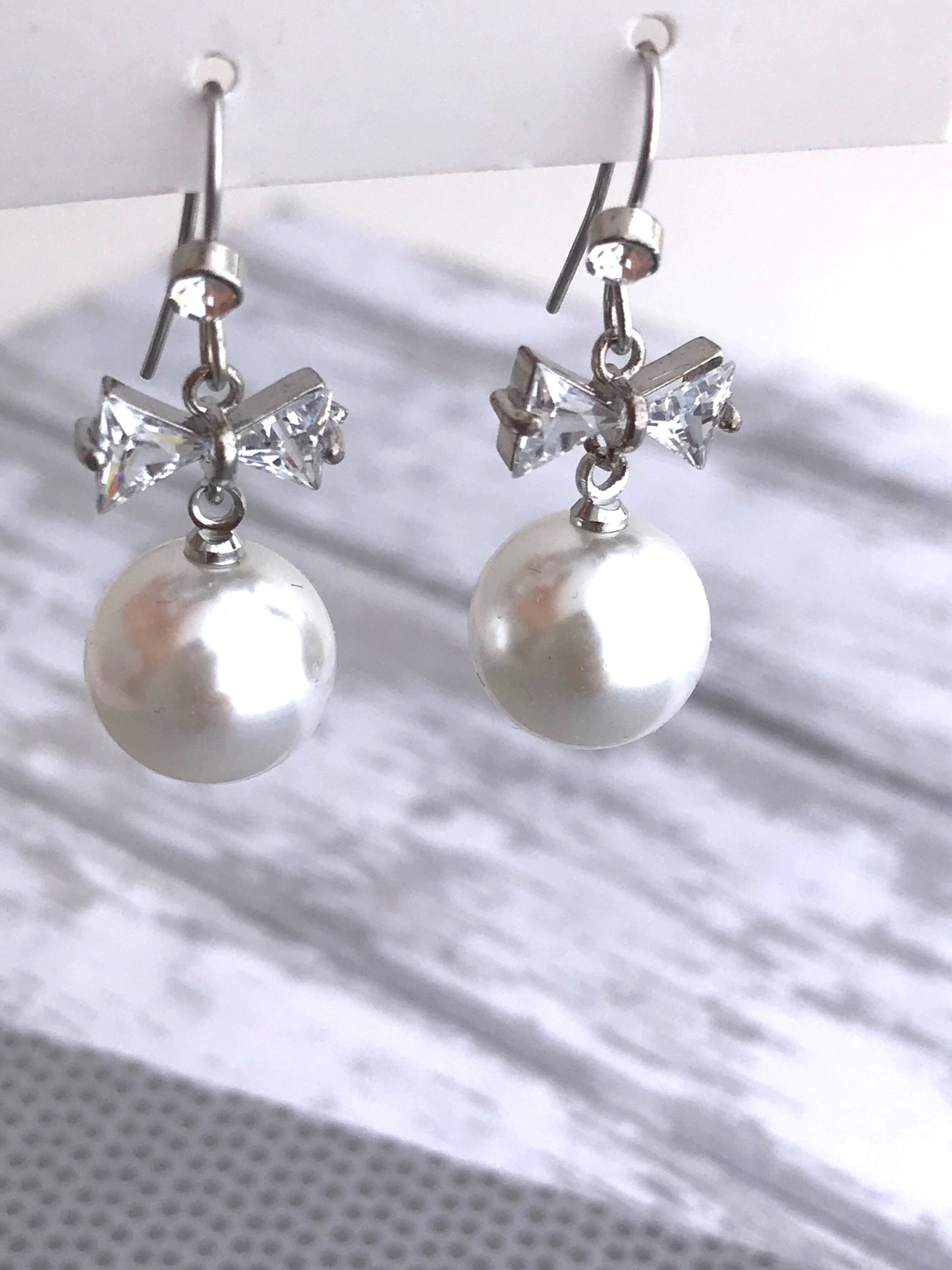 Crystal bow pearl earrings