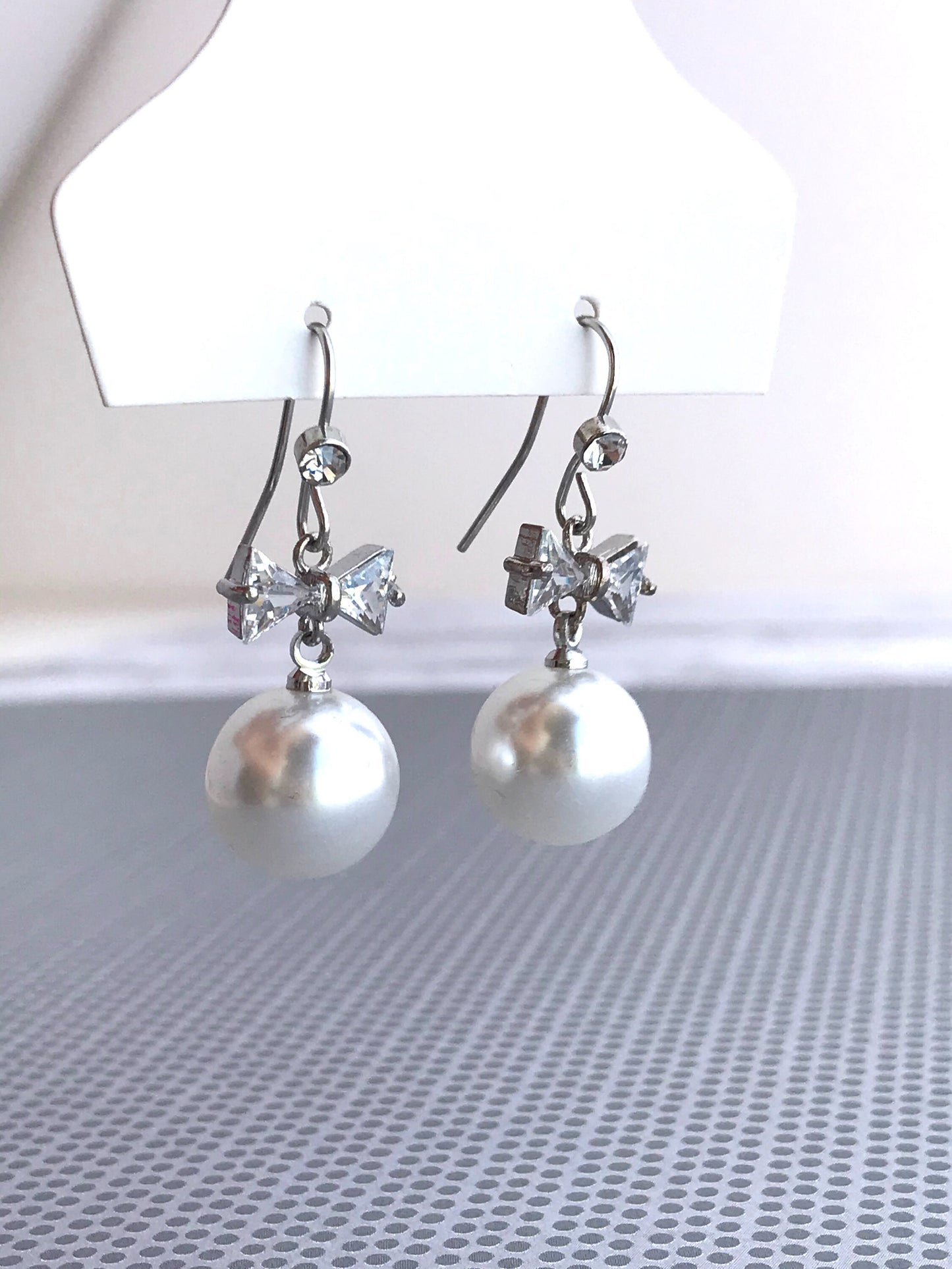 Crystal bow pearl earrings