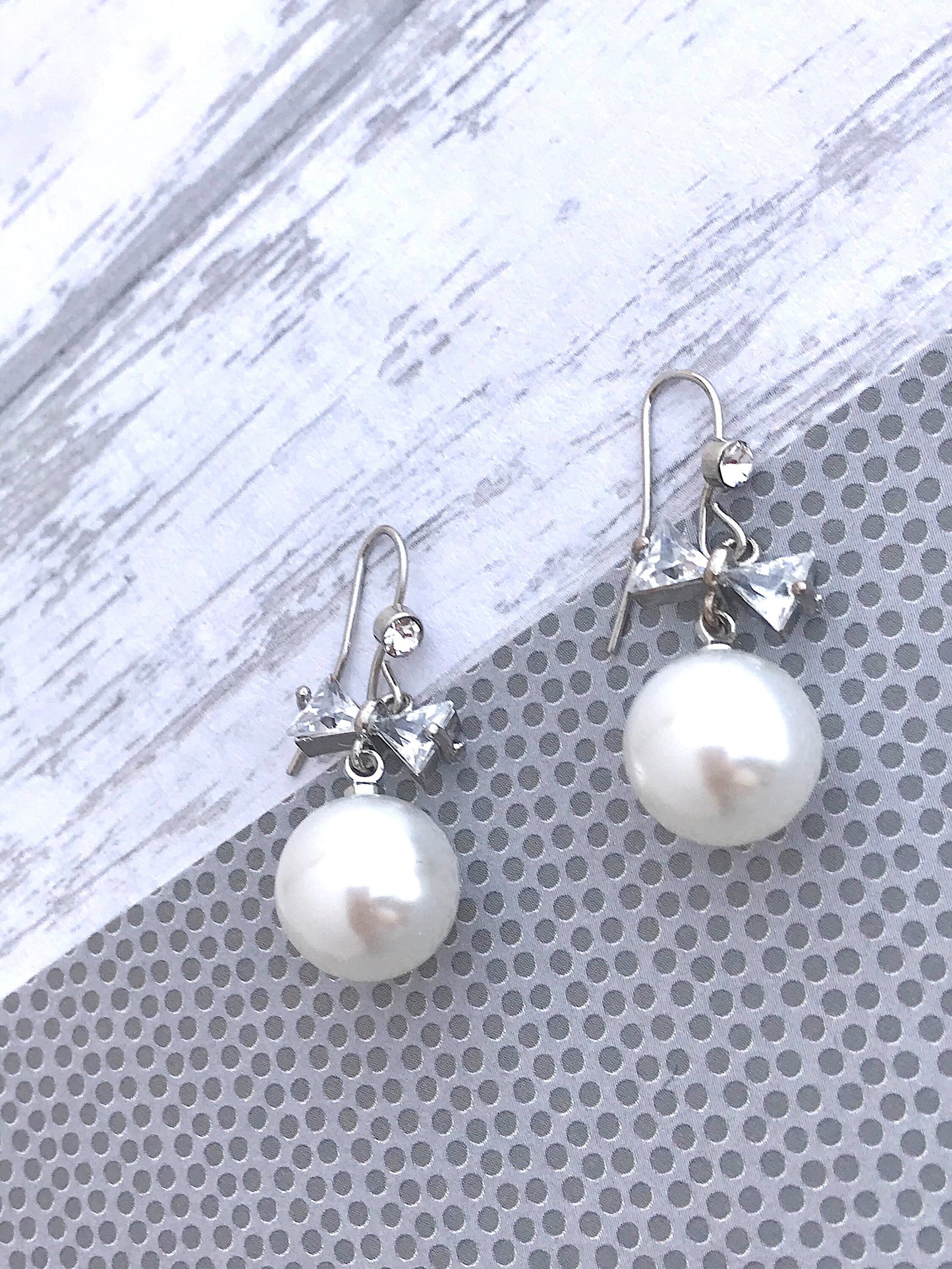 Crystal bow pearl earrings