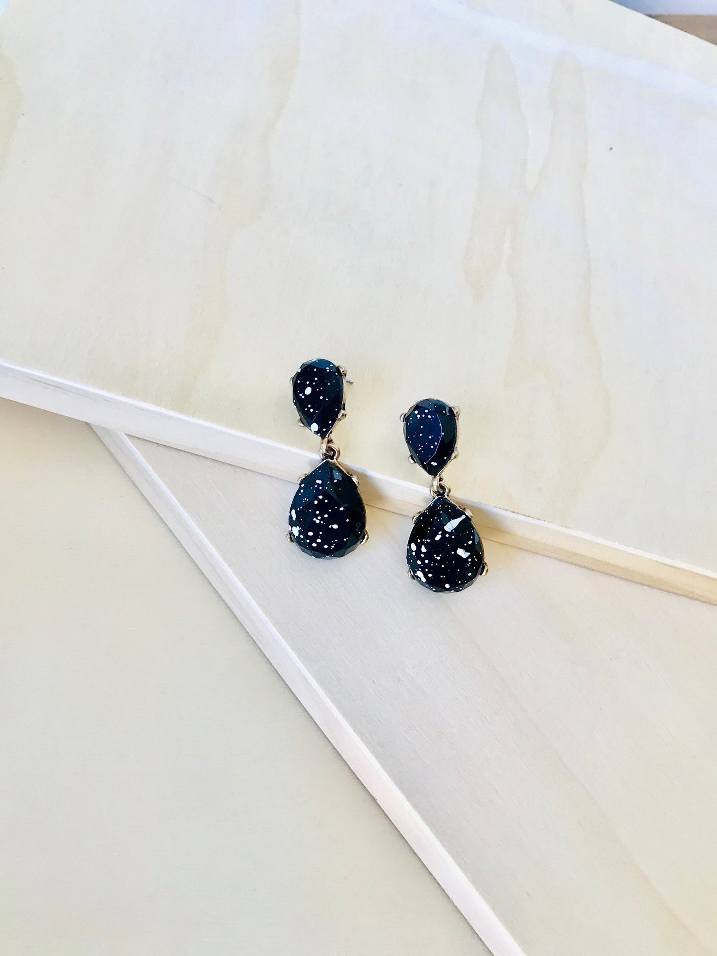 White splash black drop earrings