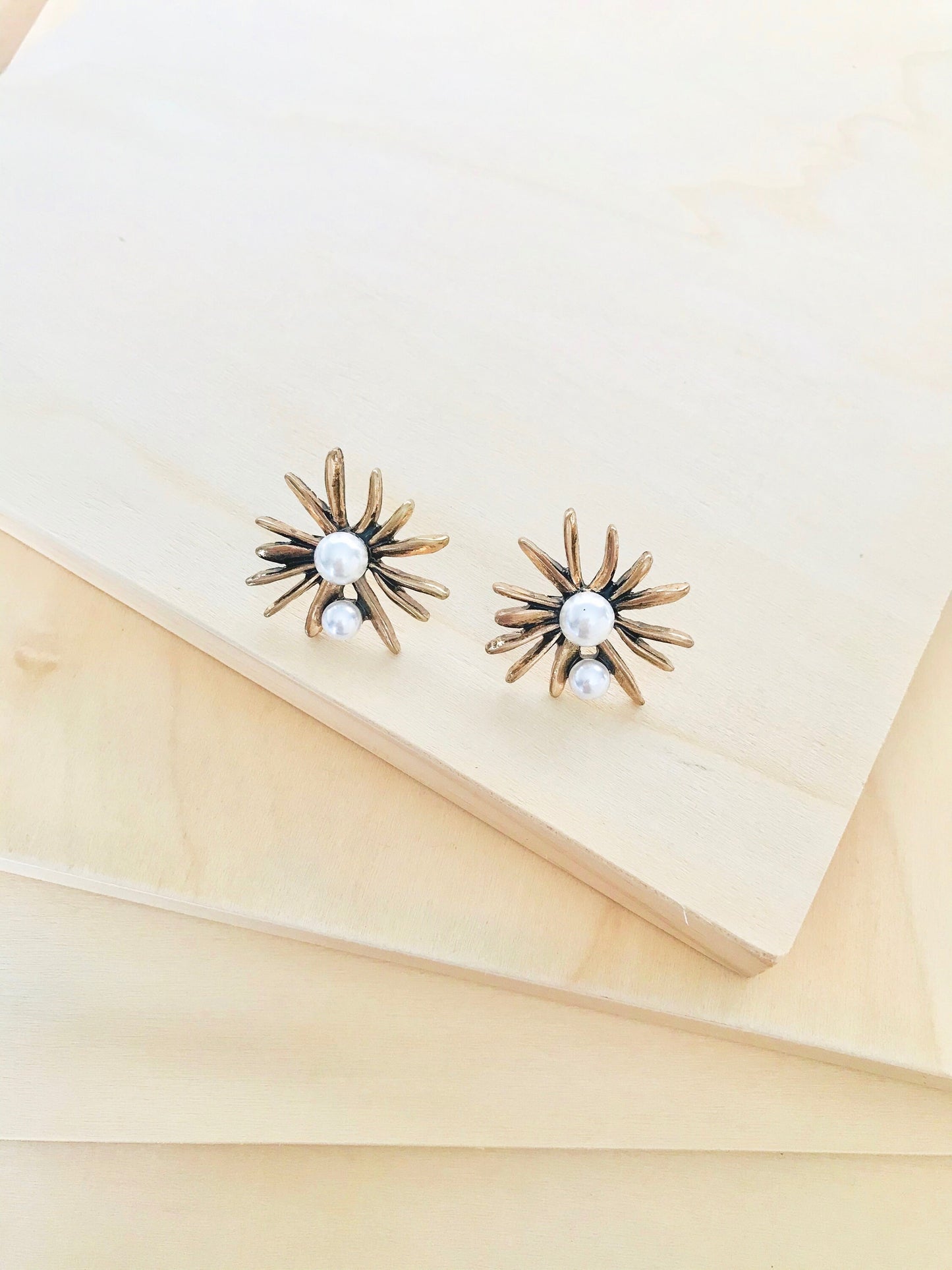 Pearl flower studs earrings