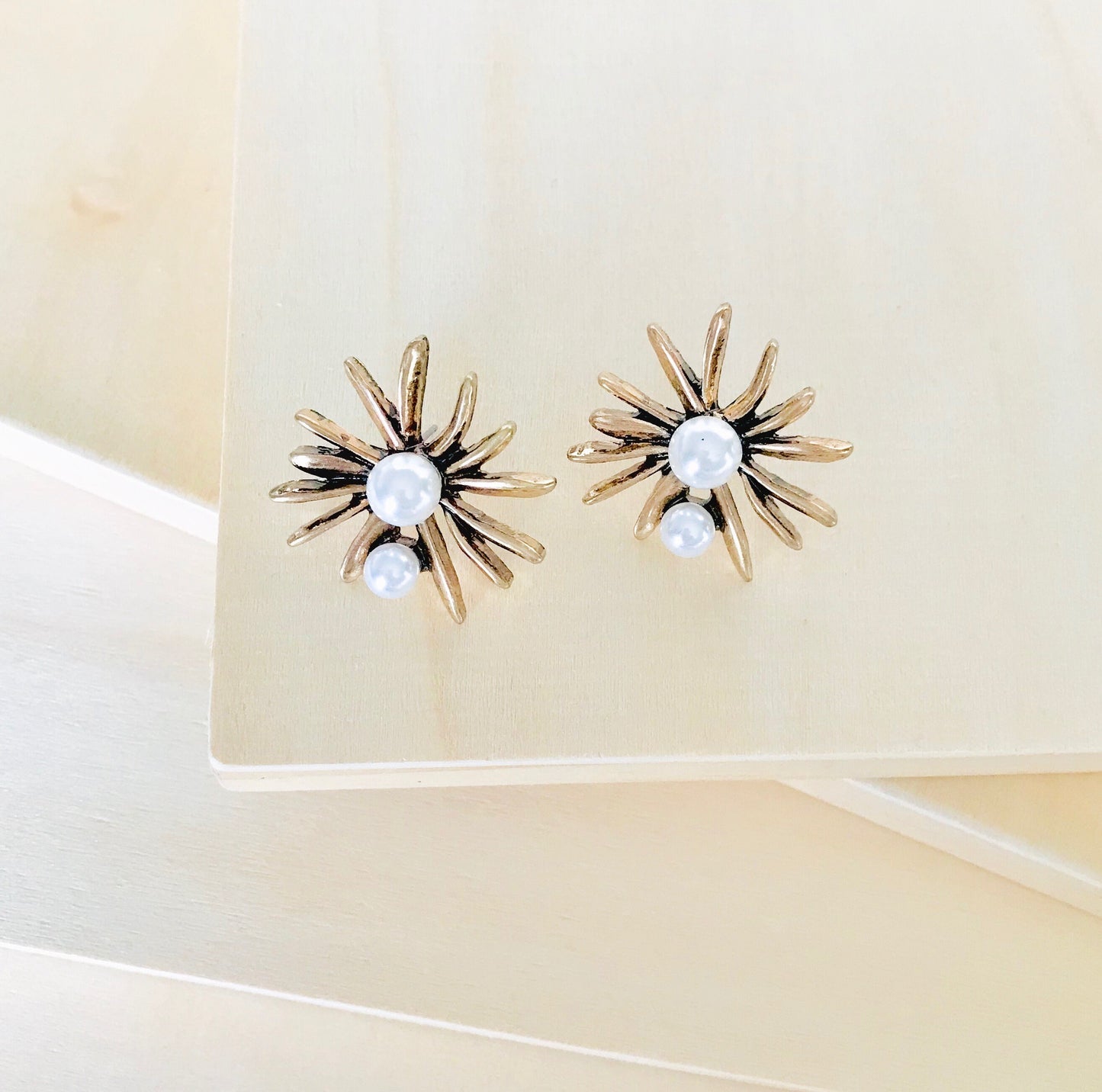 Pearl flower studs earrings