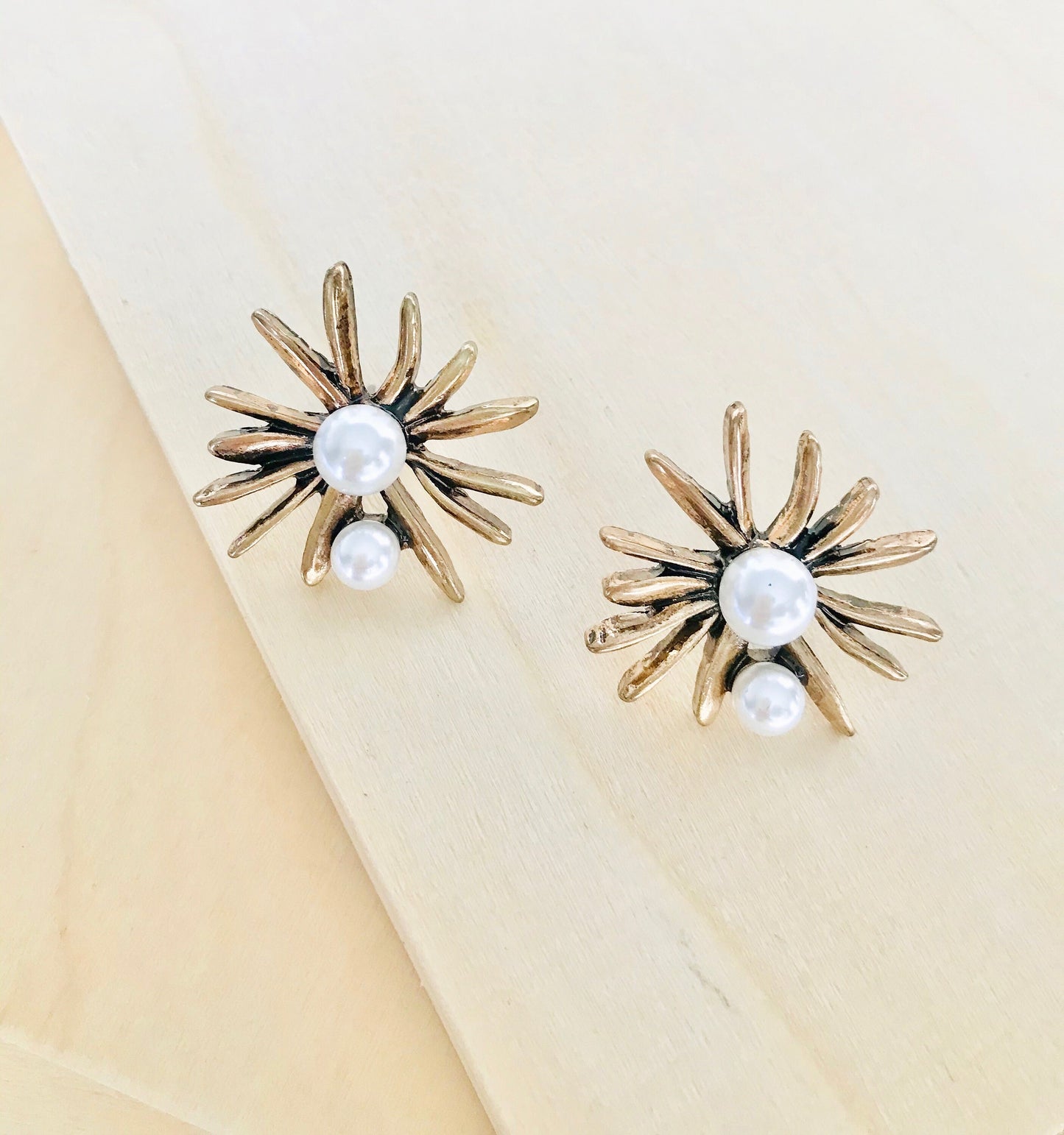 Pearl flower studs earrings