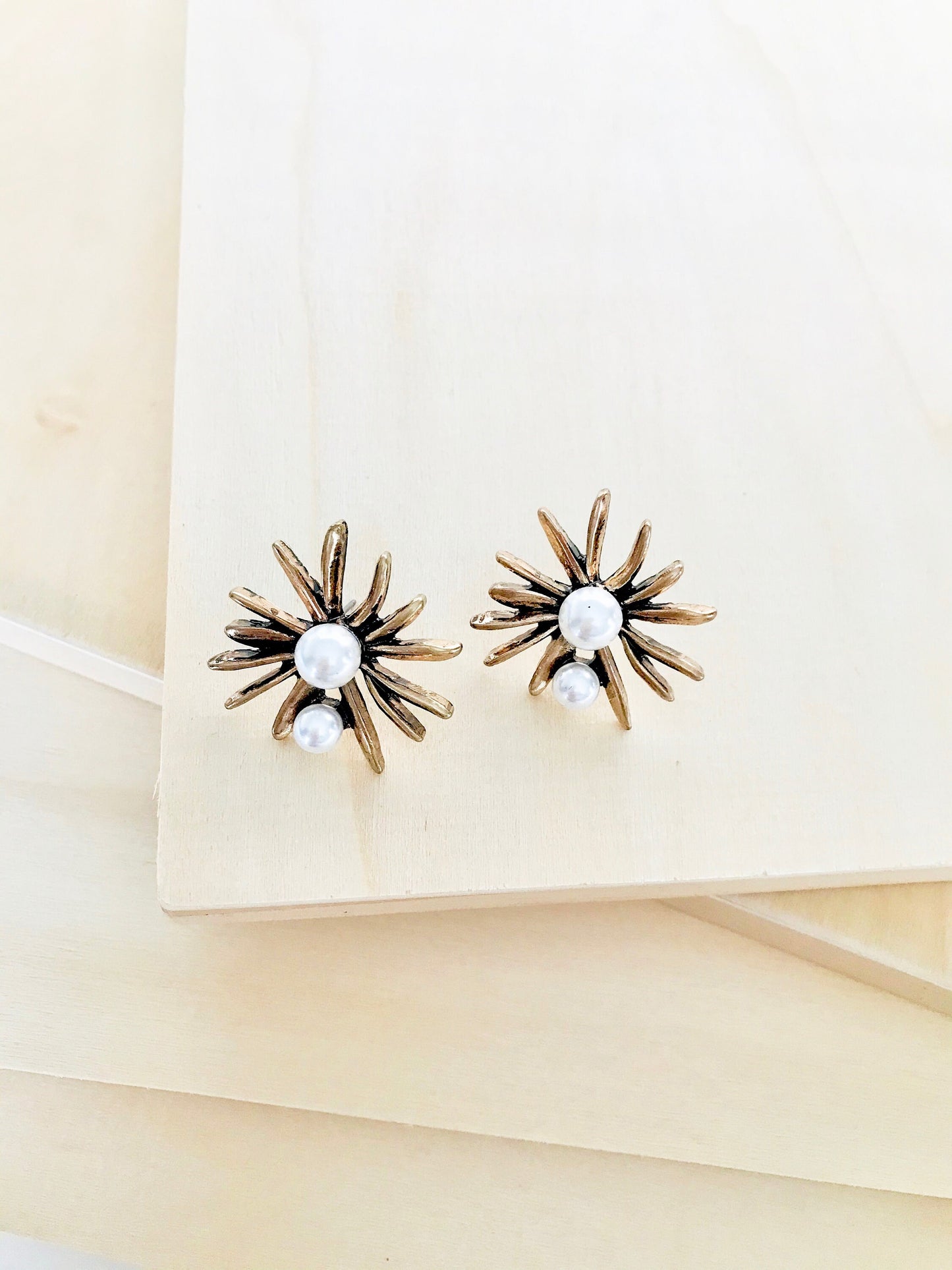 Pearl flower studs earrings