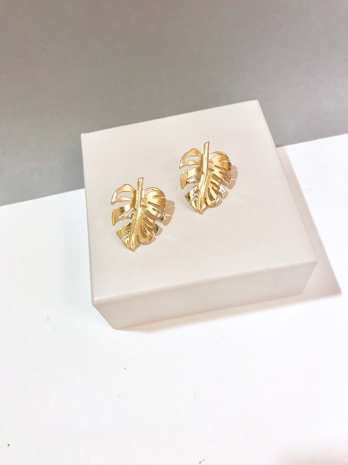 Gold monstera leaf earrings