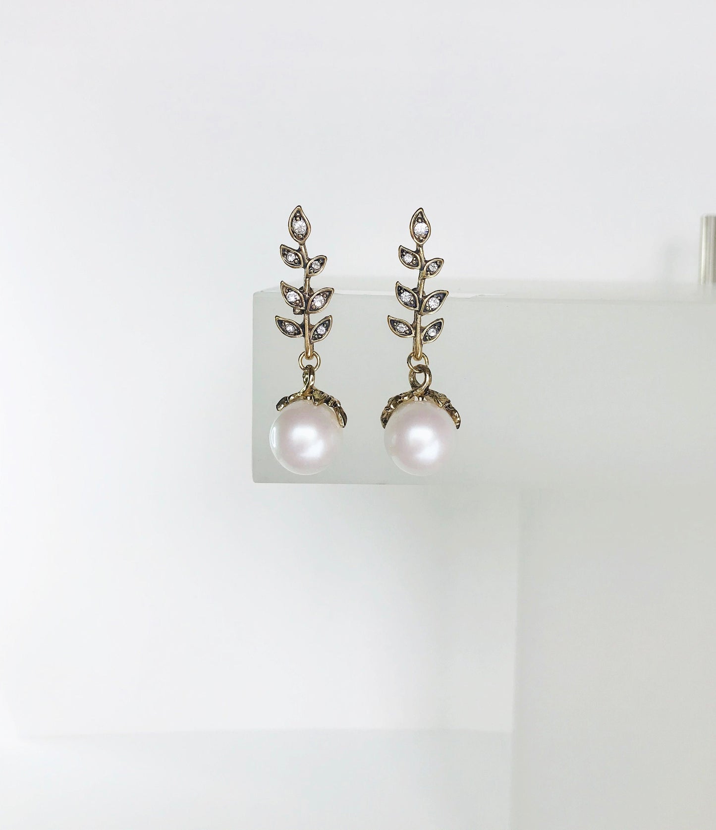 Gold leave pearl earrings