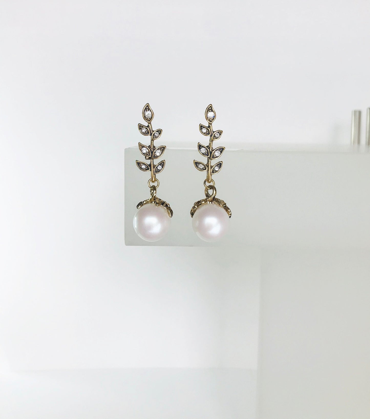 Gold leave pearl earrings