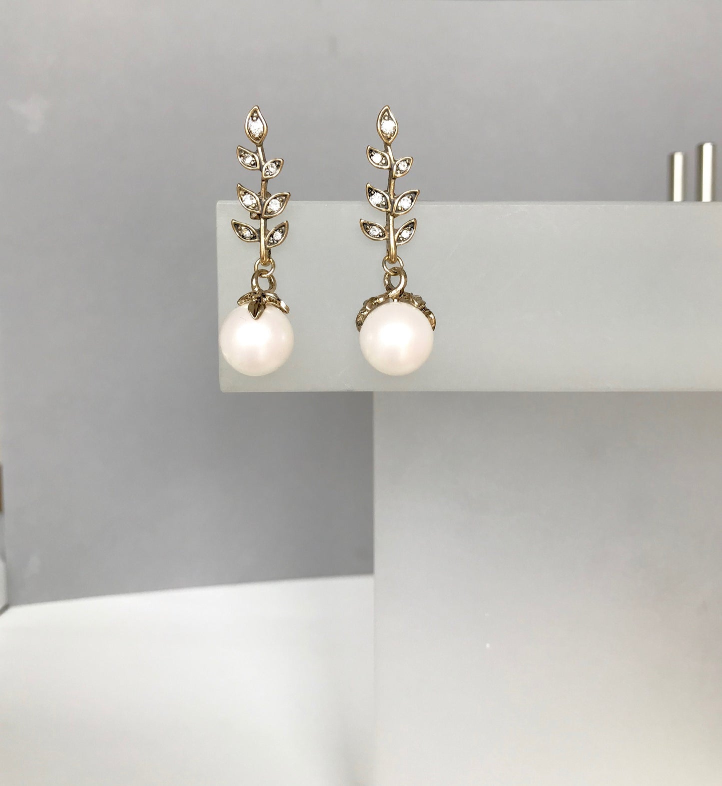 Gold leave pearl earrings