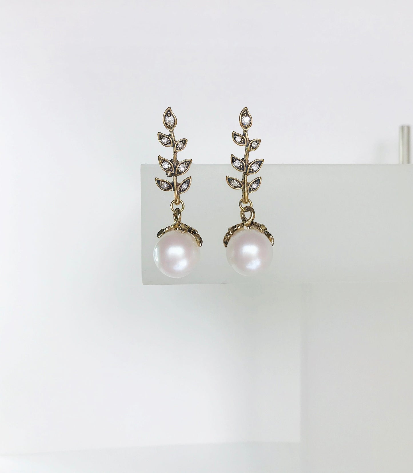 Gold leave pearl earrings