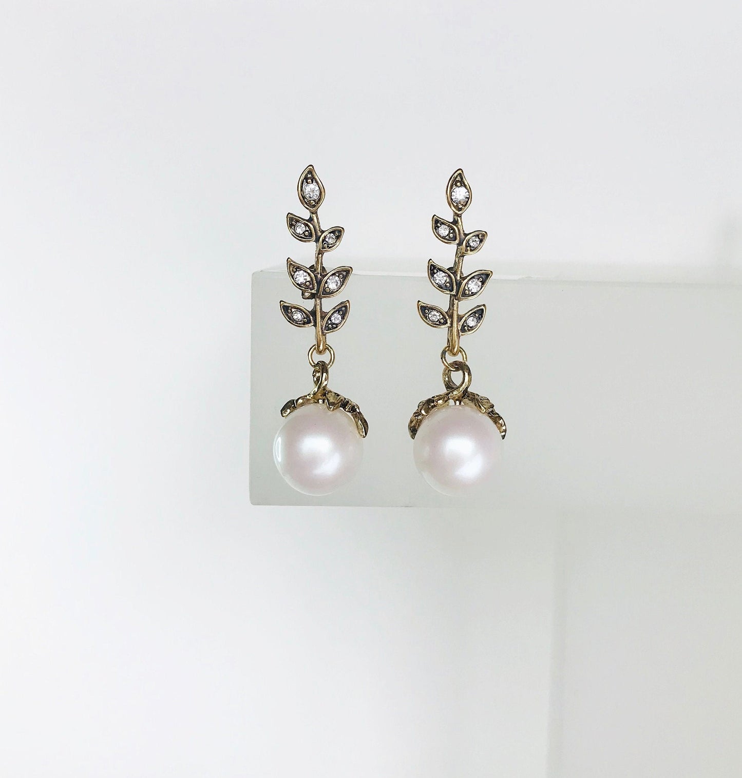 Gold leave pearl earrings
