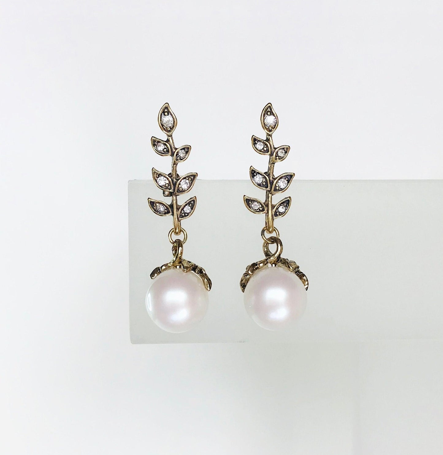 Gold leave pearl earrings