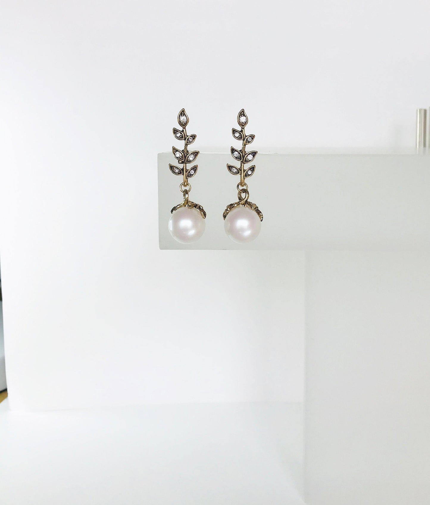 Gold leave pearl earrings